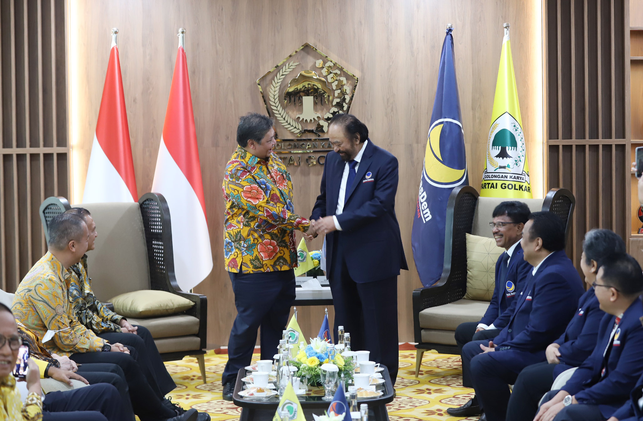 Ketua Umum Partai NasDem Surya Paloh ( kanan) berjabat tangan dengan Ketua Umum Partai Golkar Airlangga Hartarto (kiri)