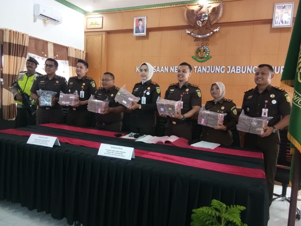 Kejaksaan Negeri Tanjungjabung Timur memperlihatkan uang tunai hasil pembayaran denda dari PT DSSP