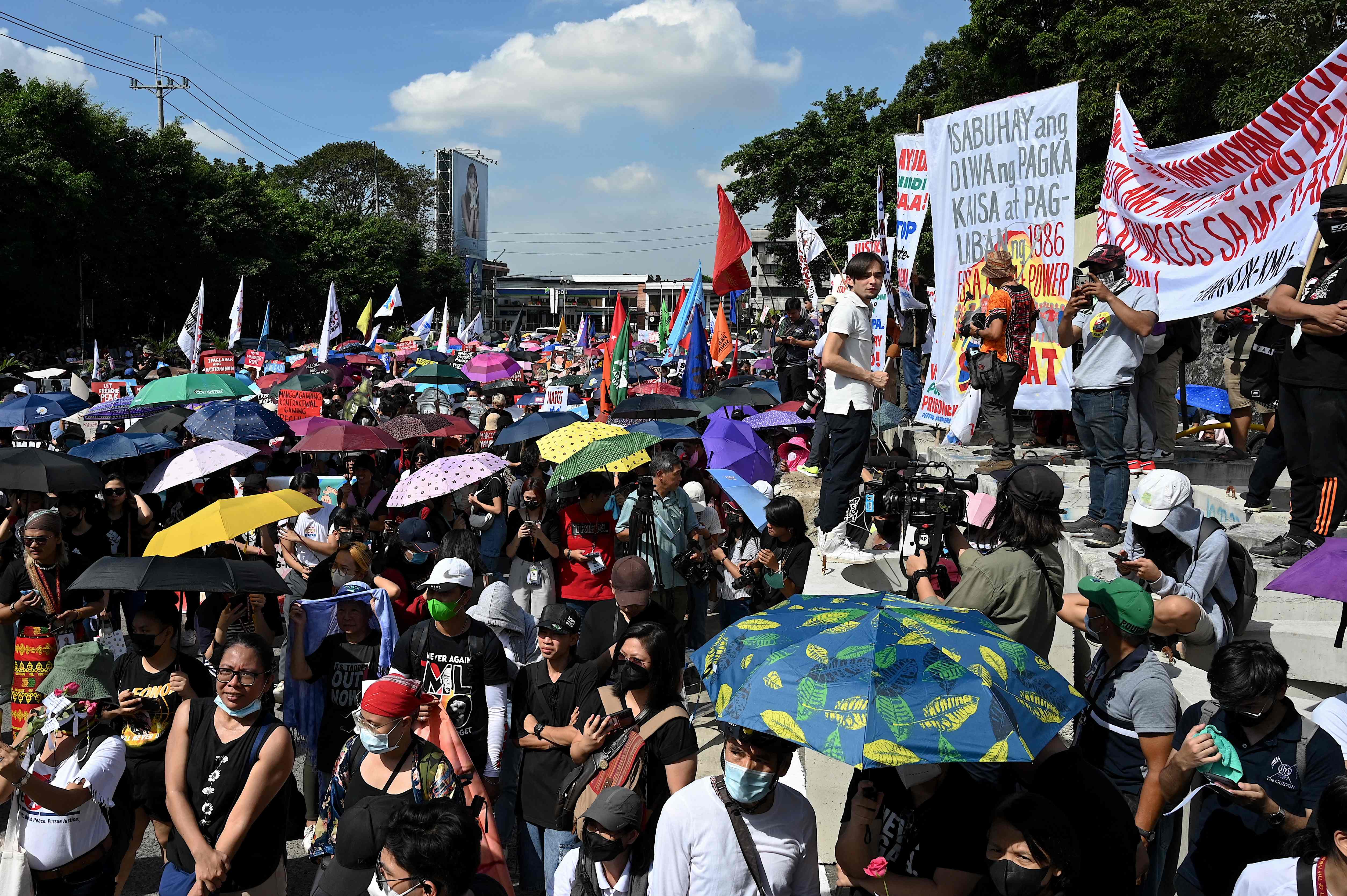  Para demonstran memperingati 37 tahun 'People Power' yang menggulingkan Preisiden Ferdinand Marcos di Quezon City, Filipna, Sabtu (25/2).