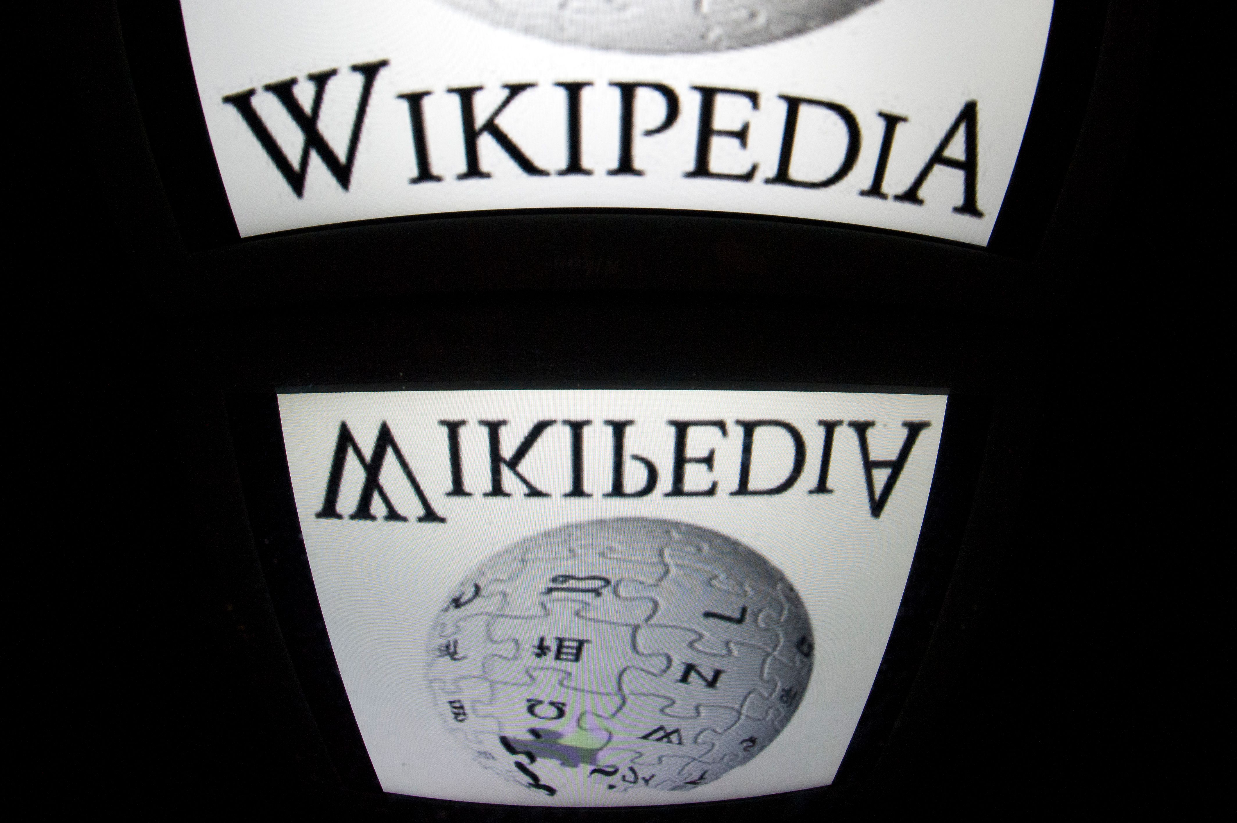 Logo Wikipedia terlihat di sebuah layar tablet