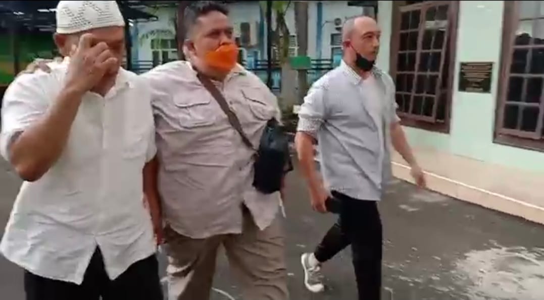  Tersangka (kiri) kasus korupsi proyek jalan Kota Sibolga yang buron hampir lima tahun ditangkap di salah satu warung di Jalan SM Raja Si