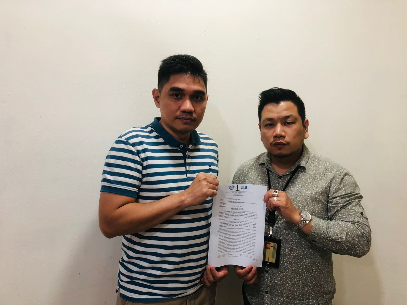 Abu Bakar Alexander Emor (kiri) dan Aldo Joe, pengacara (kanan).