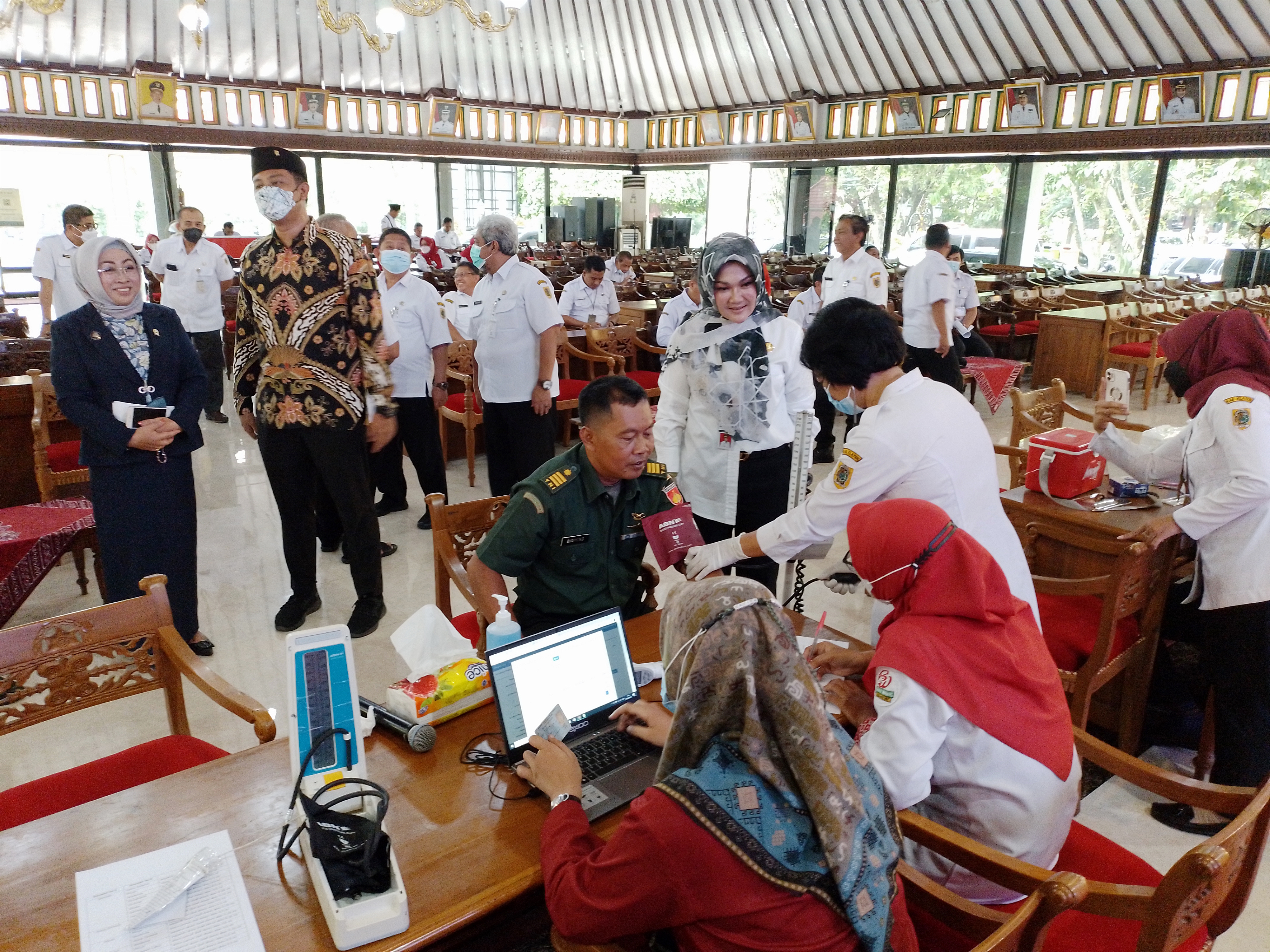 Vaksinasi covid-19 booster II digelar di Pendapa Pemkab Klaten untuk kalangan terbatas.  