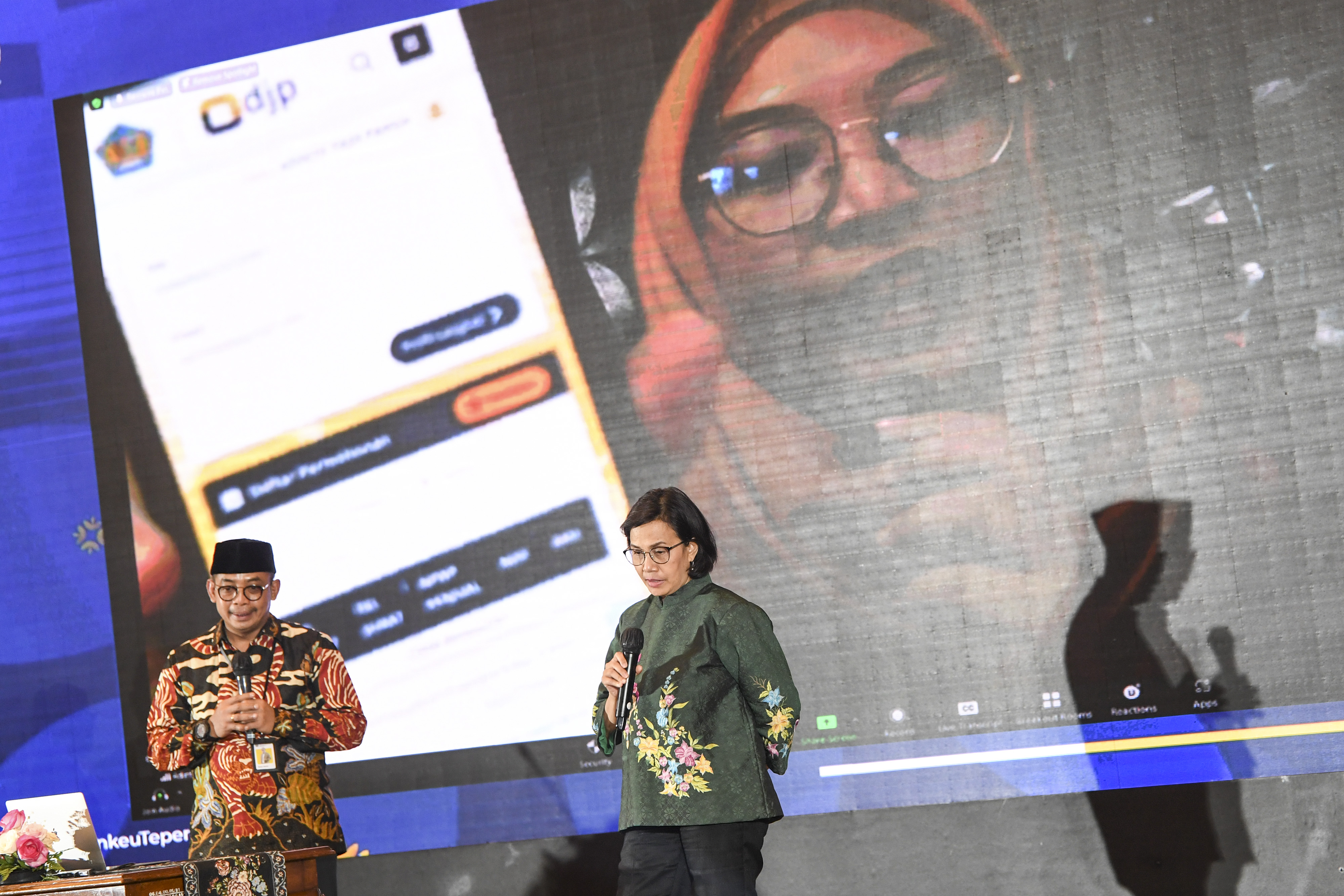 Direktur Jenderal Pajak Kementerian Keuangan Suryo Utomo (kiri) mendampingi Menteri Keuangan Sri Mulyani Indrawati (kanan)