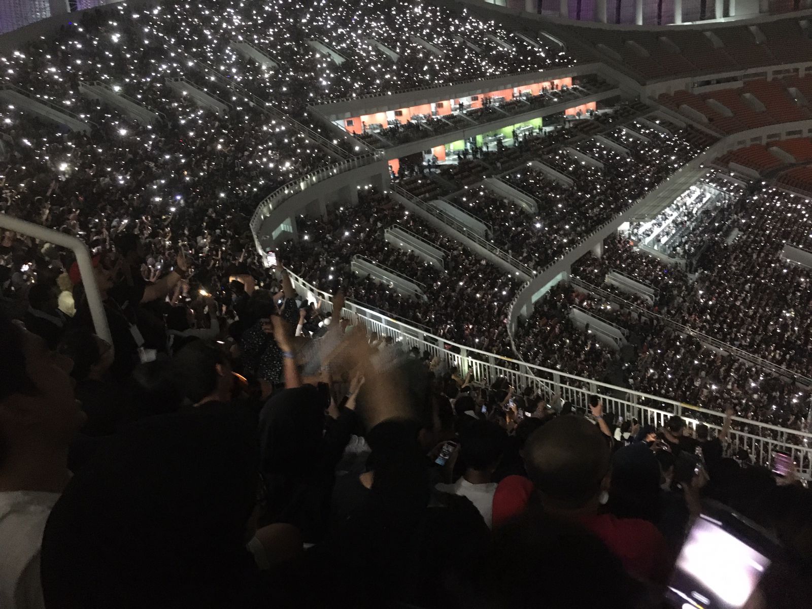  Konser band Dewa19 di depan 75 ribu penonton  di Jakarta International Stadium (JIS) pada Sabtu (4/2).