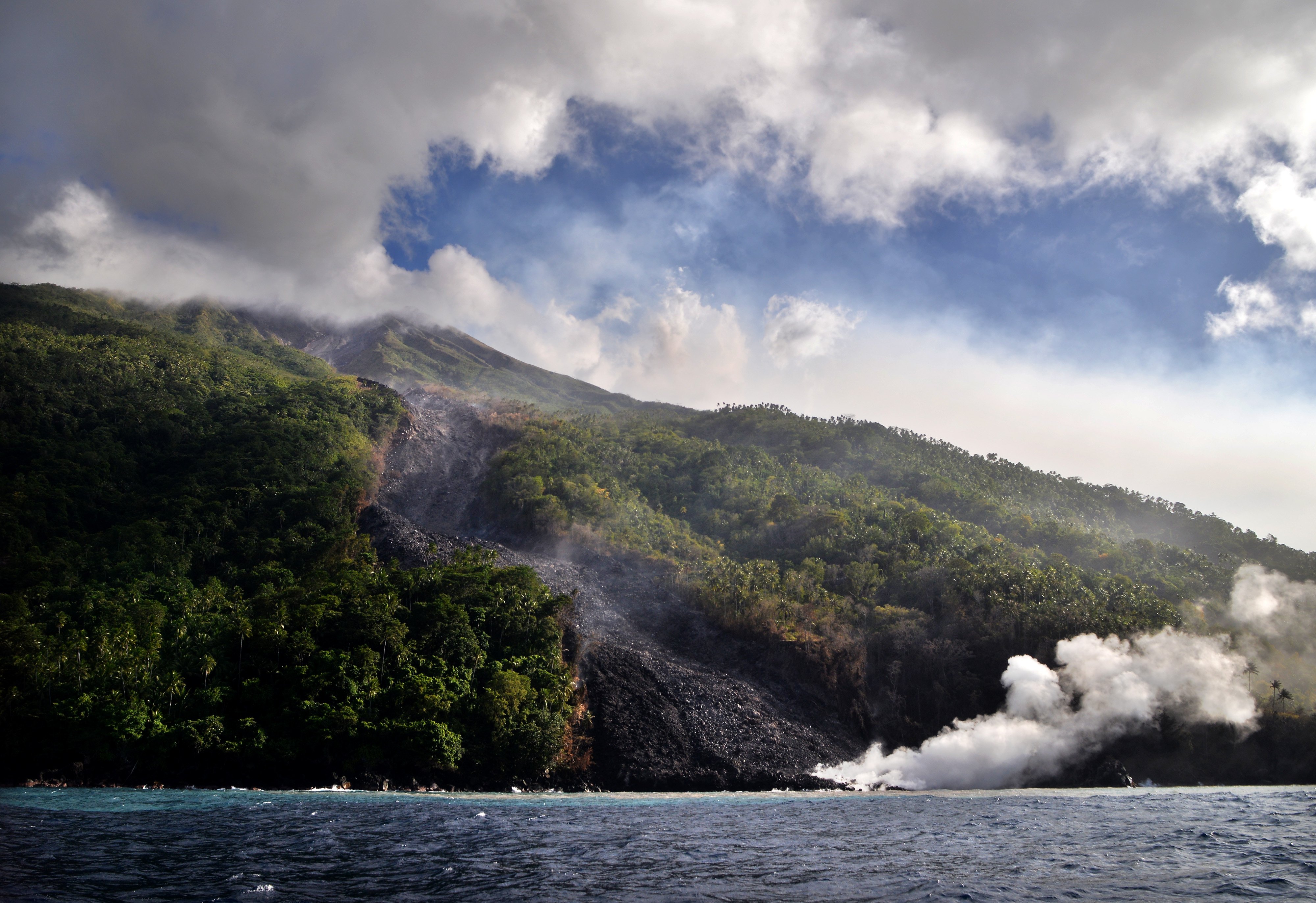 Aktivitas Gunung Karangetang yang diamati dari sisi barat Pulau Siau, Kabupaten Kepulauan Sitaro, Sulawesi Utara.