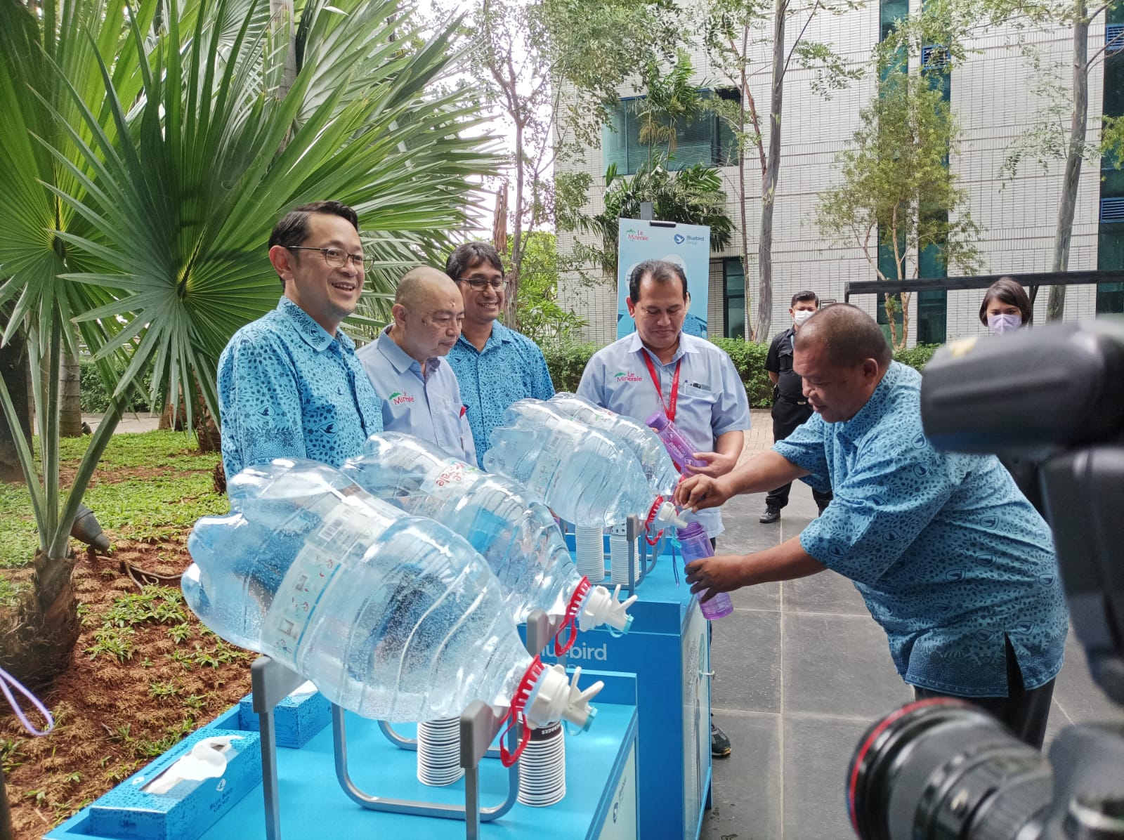 Wadirut Blue Bird Tbk  Adrianto Djokosoetono (kiri)  bersama Direktur Operasional Mayora CM Sampow memperhatiakn pengemudi isi ulang tumbler