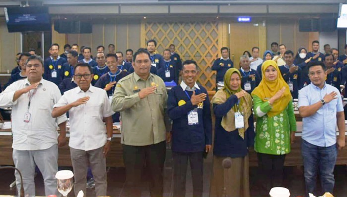 Legislator Sri Kustina dan Kepala SMKPPN Yudi Astoni bersama peserta Bimtek Aspirasi di Palembang