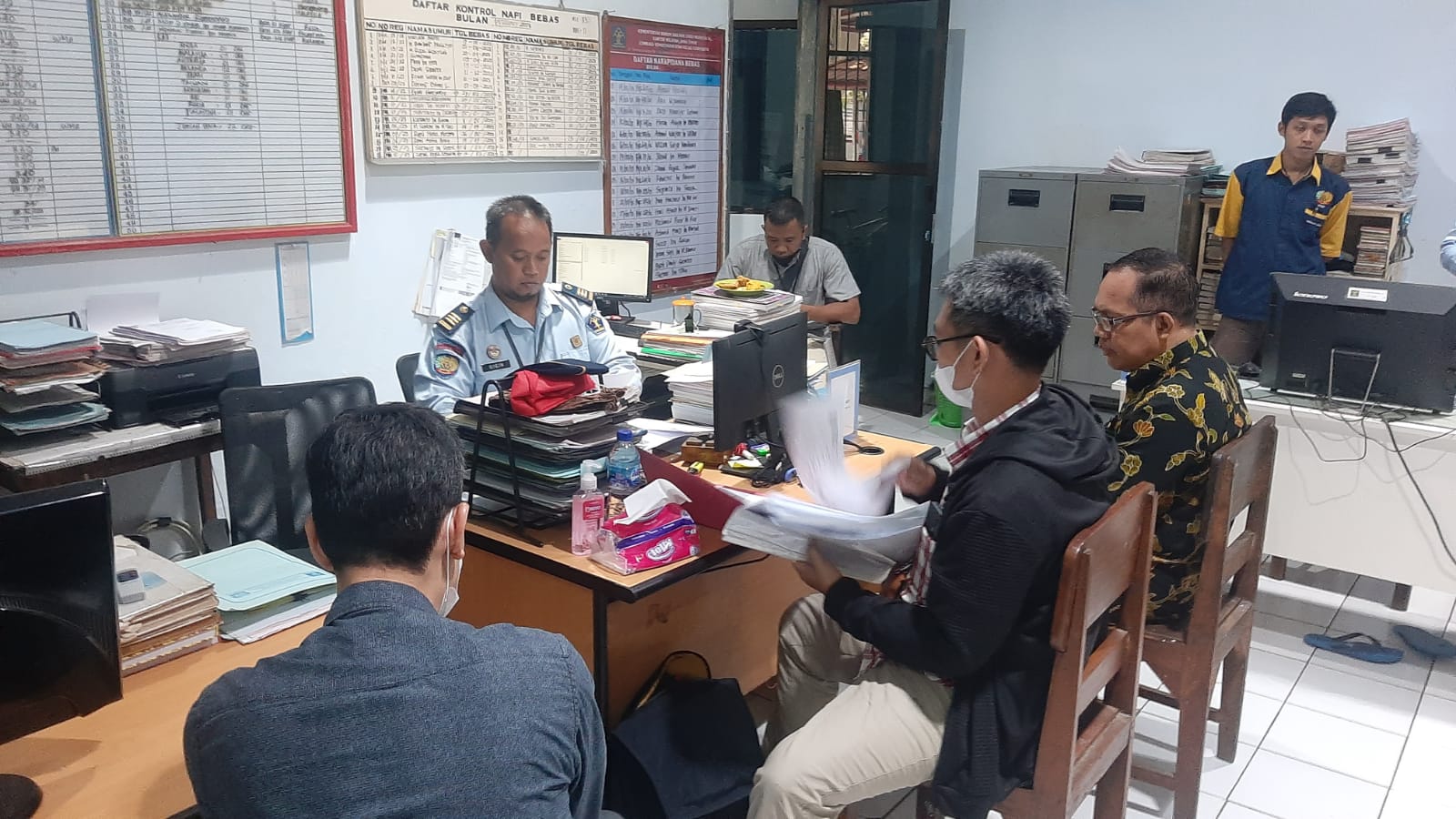 Mantan hakim PN Surabaya Itong Isnaeni Hidayat dieksekusi jaksa KPK ke Lapas I Surabaya di Kecamatan Porong, Sidoarjo, Jatim, Rabu (1/2).