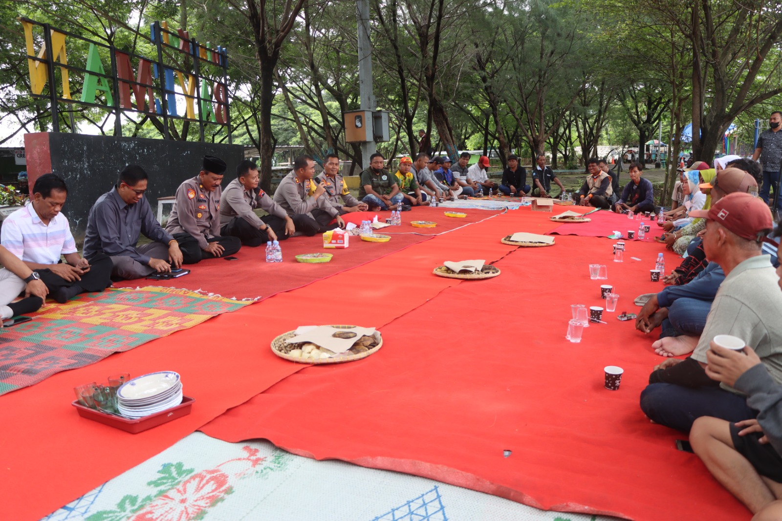SuasanaJumat Curhat Polres Tegal Kota di Polder Bayeman Kelurahan Kaligangsa, Kecamatan Margadana, Kota Tegal, Jum'at (17/2/2023).