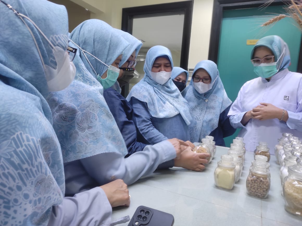 Sejumlah guru SMKN 3 Sukabumi membuat beragam kue berbasis terigu dengan bimbingan baker senior Bogasari