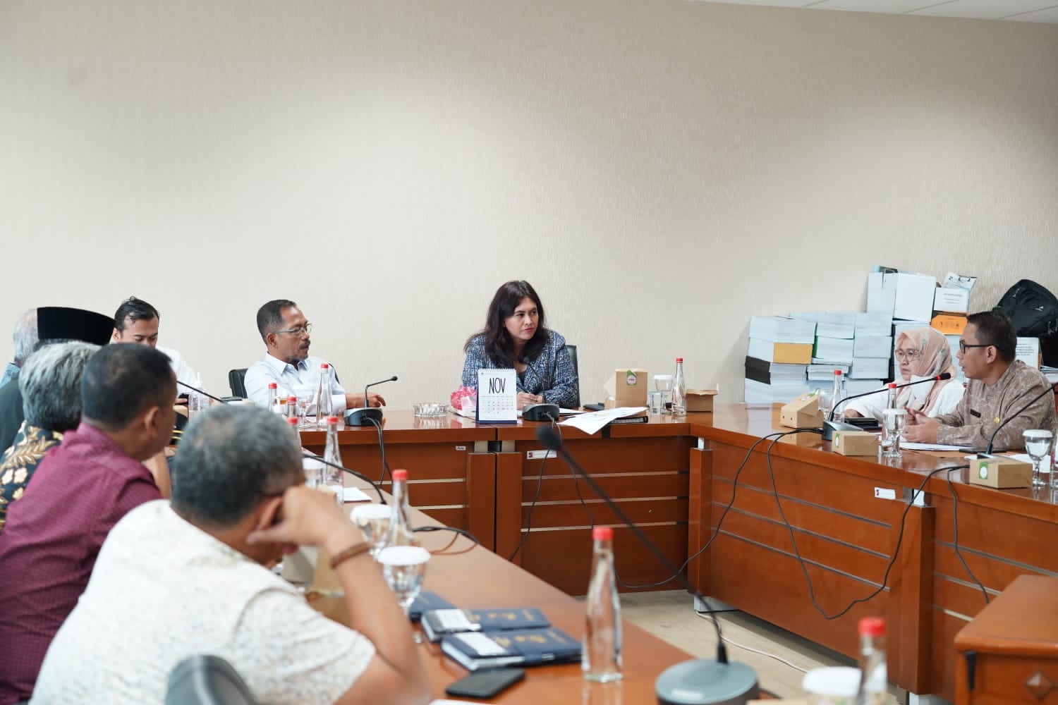  Ketua Komisi II DPRD Kota Bogor, Anita Primasari Mongan memimpin raker dengan Pemkot Bogor mengkaji pengelolaan GOM dan Taman Manunggal.