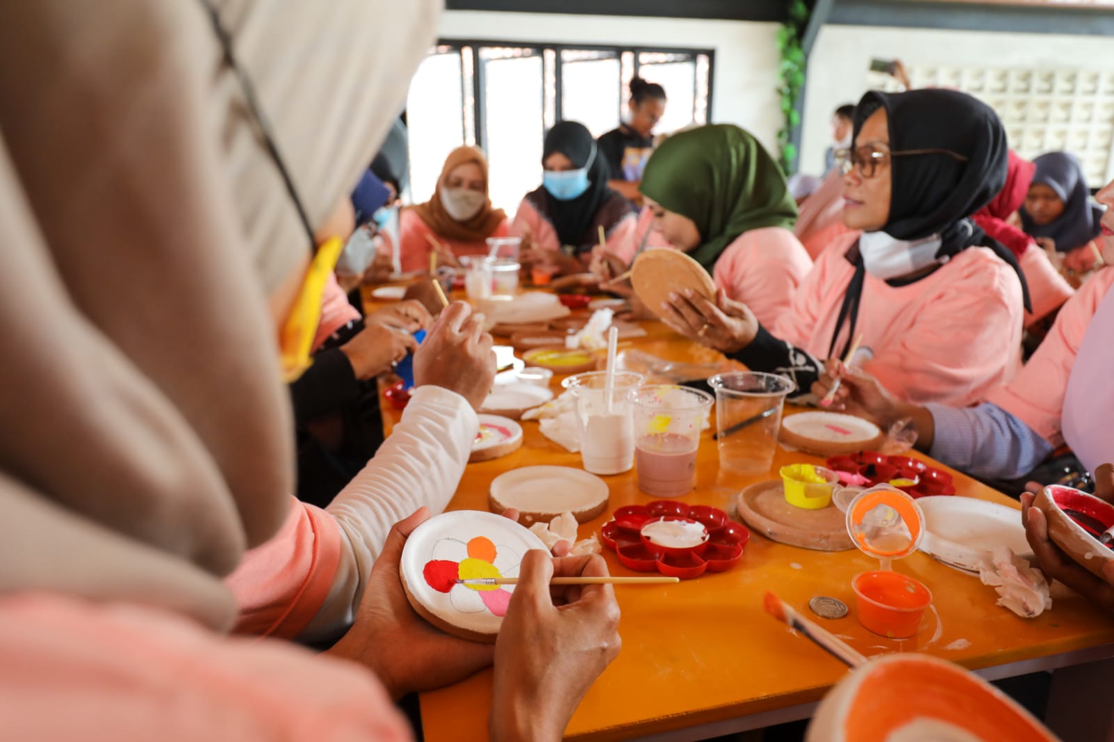  Workshop lukis gerabah Mak Ganjar berkolaborasi dengan Nuckturnal, di Cafe Notiz Hut, Kecamatan Sukarame, Bandar Lampung.