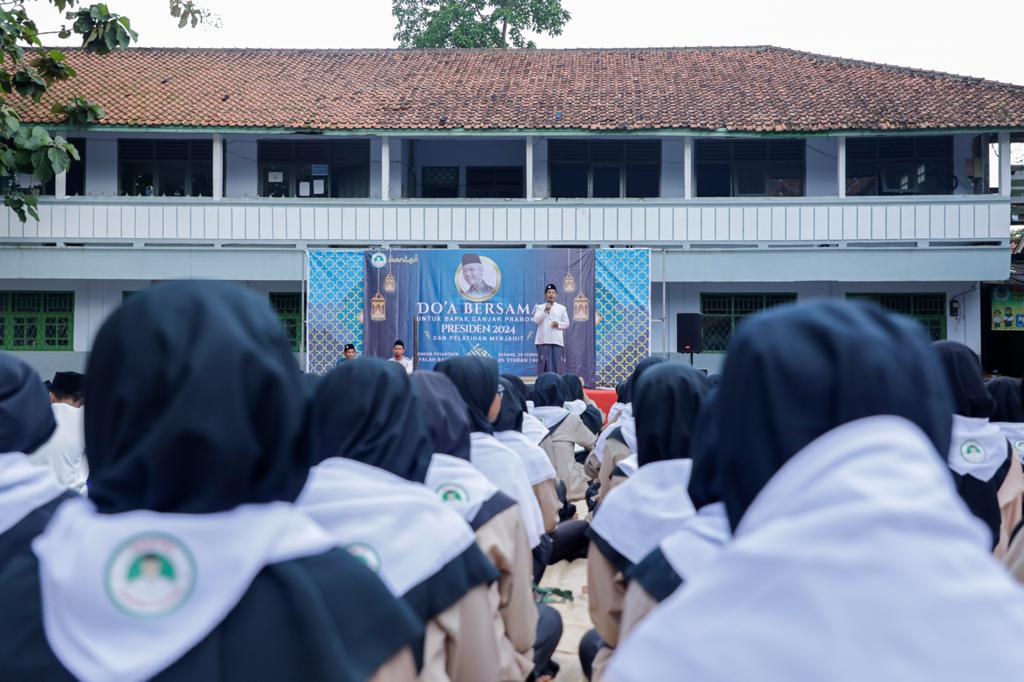 Santri di era globalisasi dan modernisasi tak hanya dituntut belajar agama dan mahir membaca kitab saja. Juga kemanpuan ketrampilan sehingga