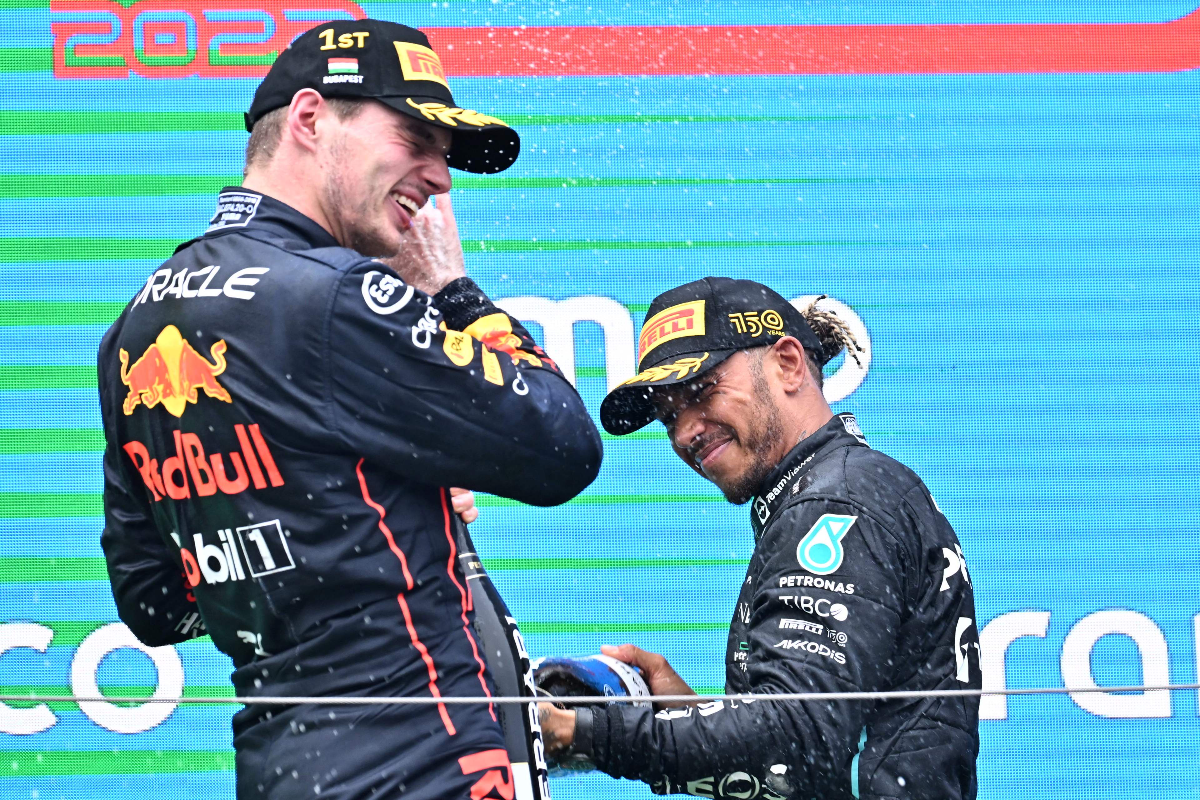 Pembalap Mercedes Lewis Hamilton menyemprot pembalap Red Bull Max Verstappen di podium GP Hongaria.