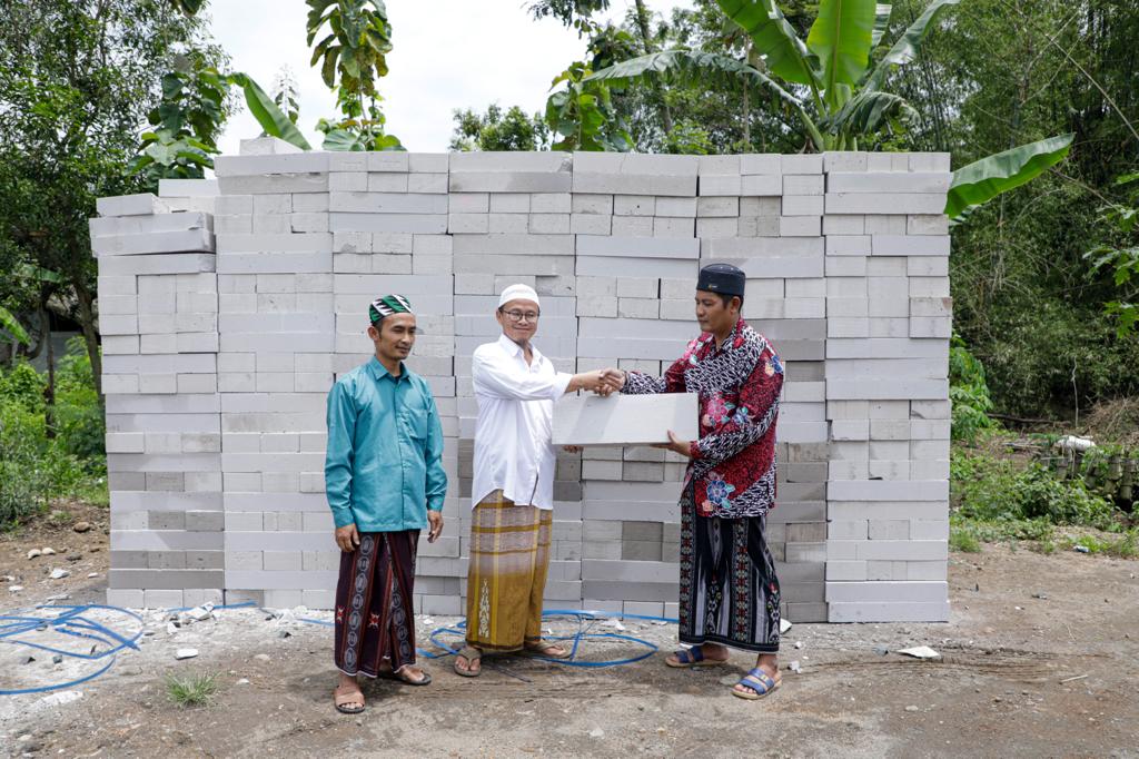 Penyerahan bantuan hebel untuk pembangunan sarana di Pesantren Al Hidayat, Desa Ginuk, Kecamatan Karas, Kabupaten Magetan, Minggu (5/2).