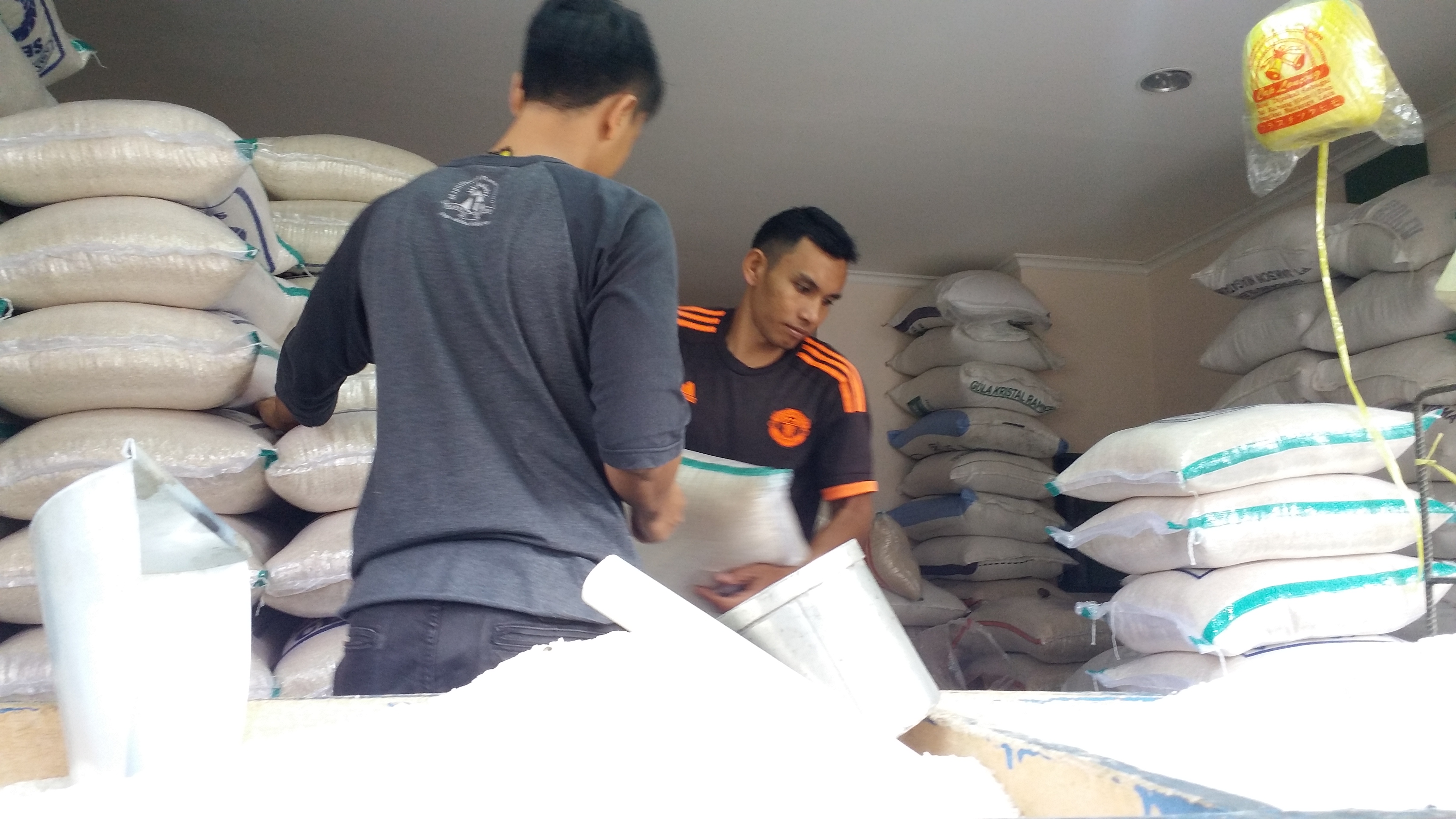 Pedagang beras sedang melayani pembeli, harga beras premium dan medium di Babel, masih tinggi.