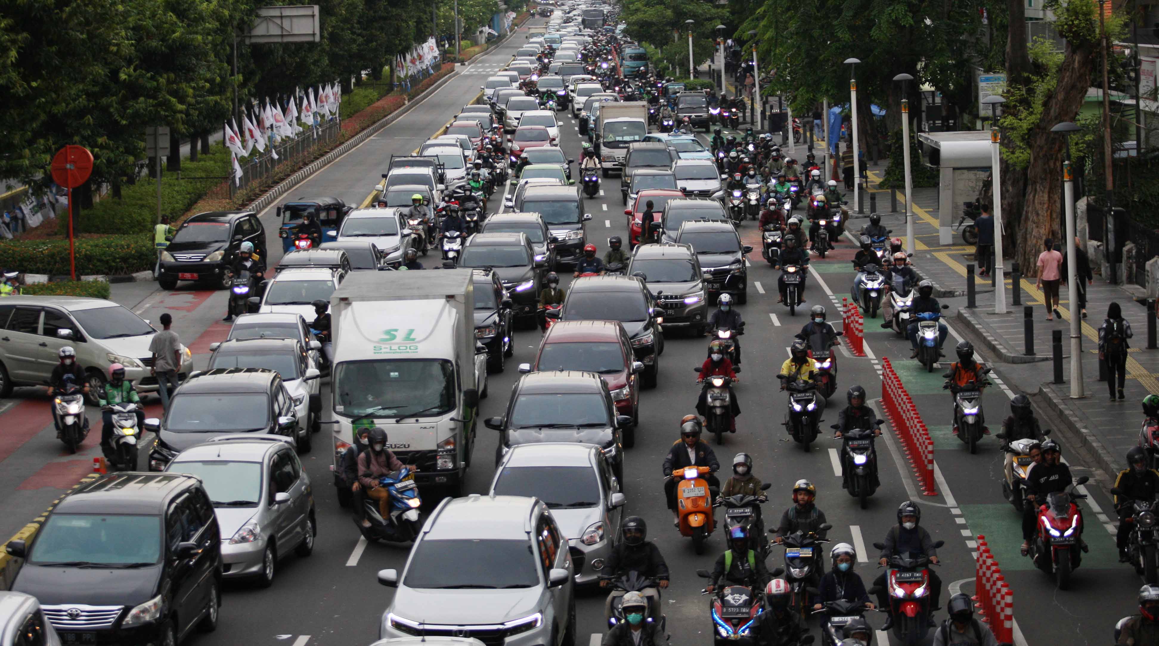 Kepadatan lalu lintas saat jam pulang kantor di Jalan Kramat Raya, Salemba, Jakarta Pusat.