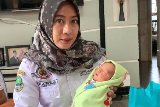 Kepala Desa Mandalawangi, Kecamatan Cipatat, Peranika, menunjukkan bayi yang ditemukan warga, Rabu (1/2).