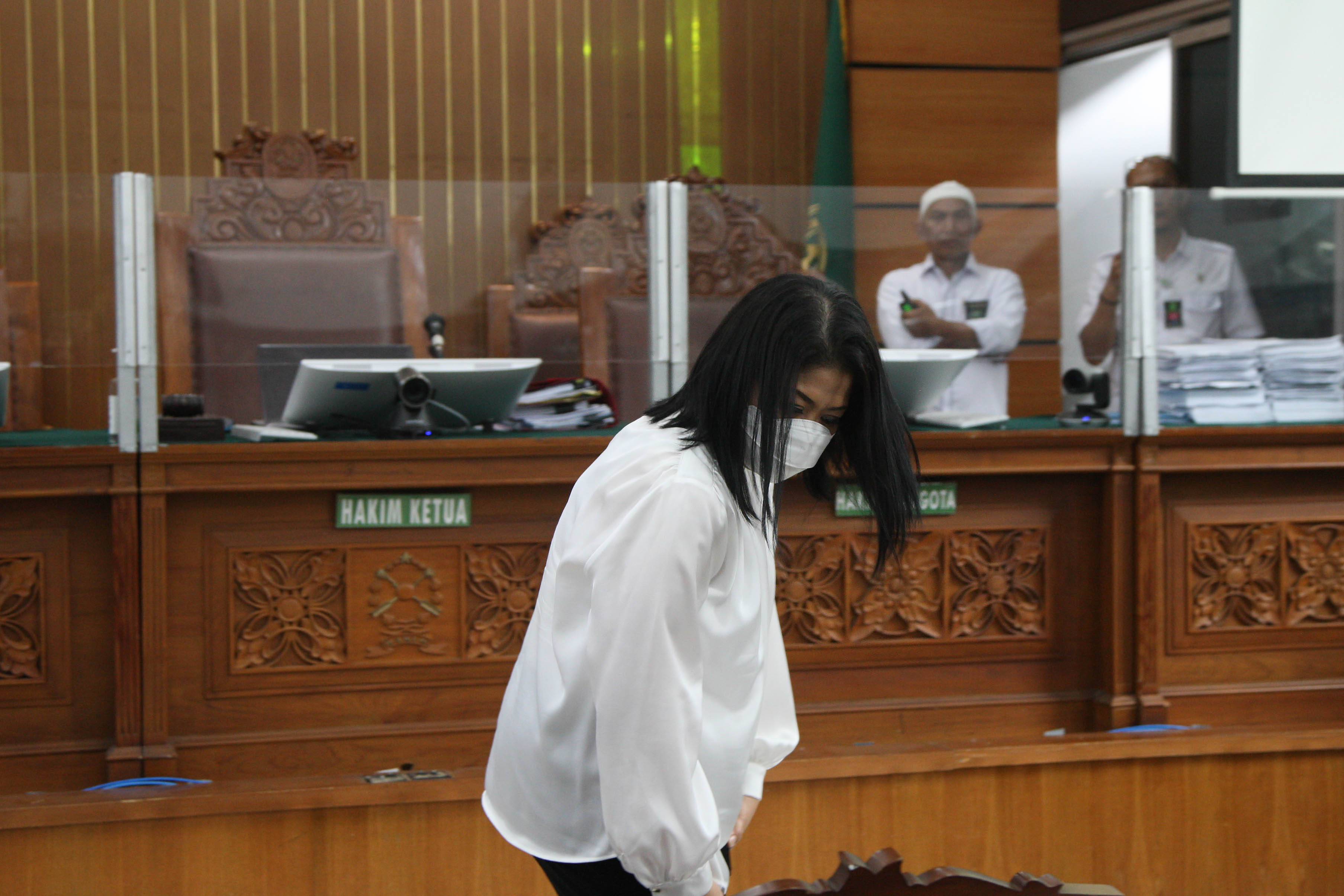 Terdakwa Putri Candrawathi memasuki ruang sidang untuk menjalani sidang putusan dalam kasus pembunuhan terhadap Brigadir Yoshua.