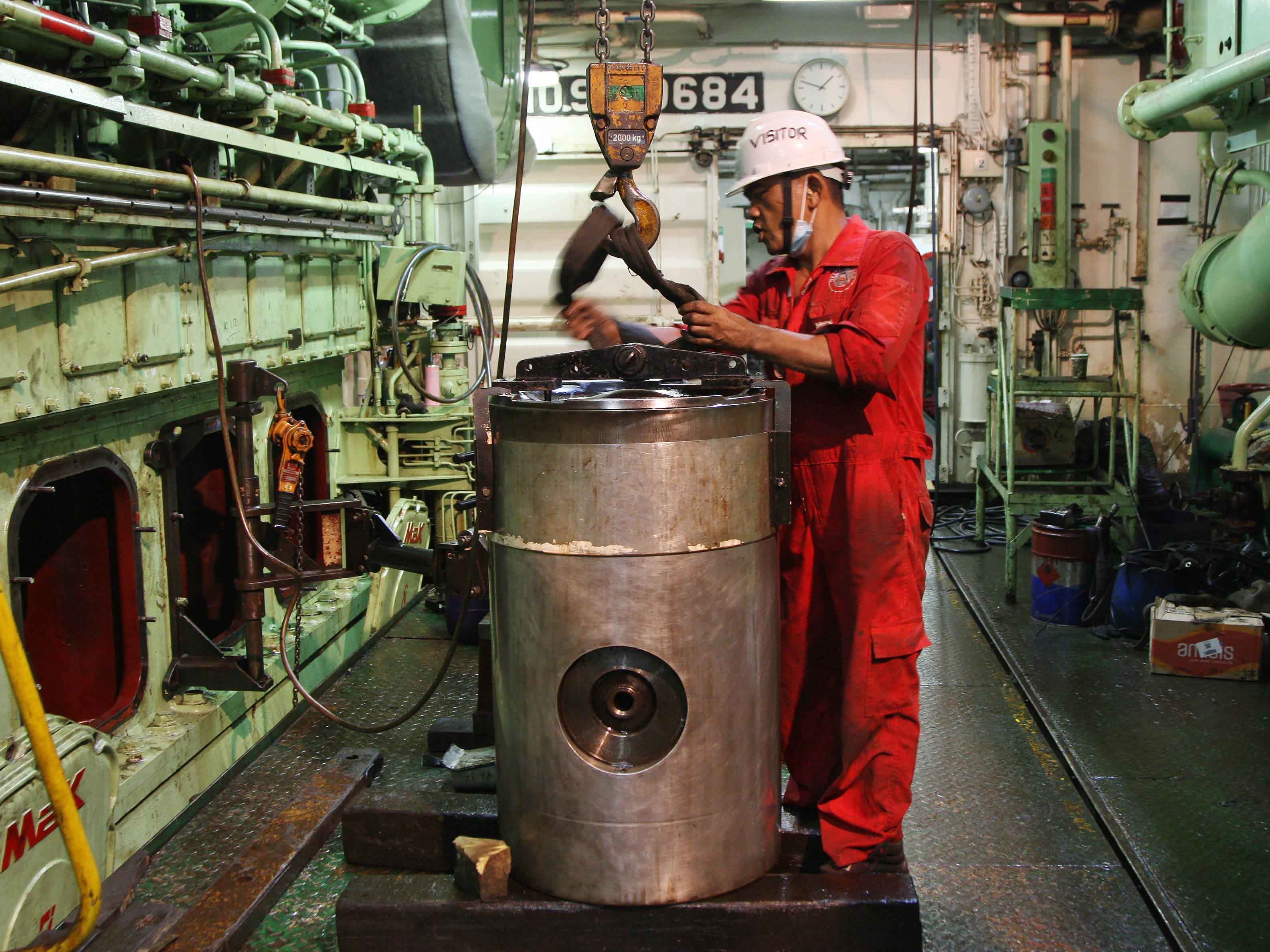 Perbaiki Kapal Rusak dengan Sekali Ketuk, Mekanik Minta Harga Tinggi