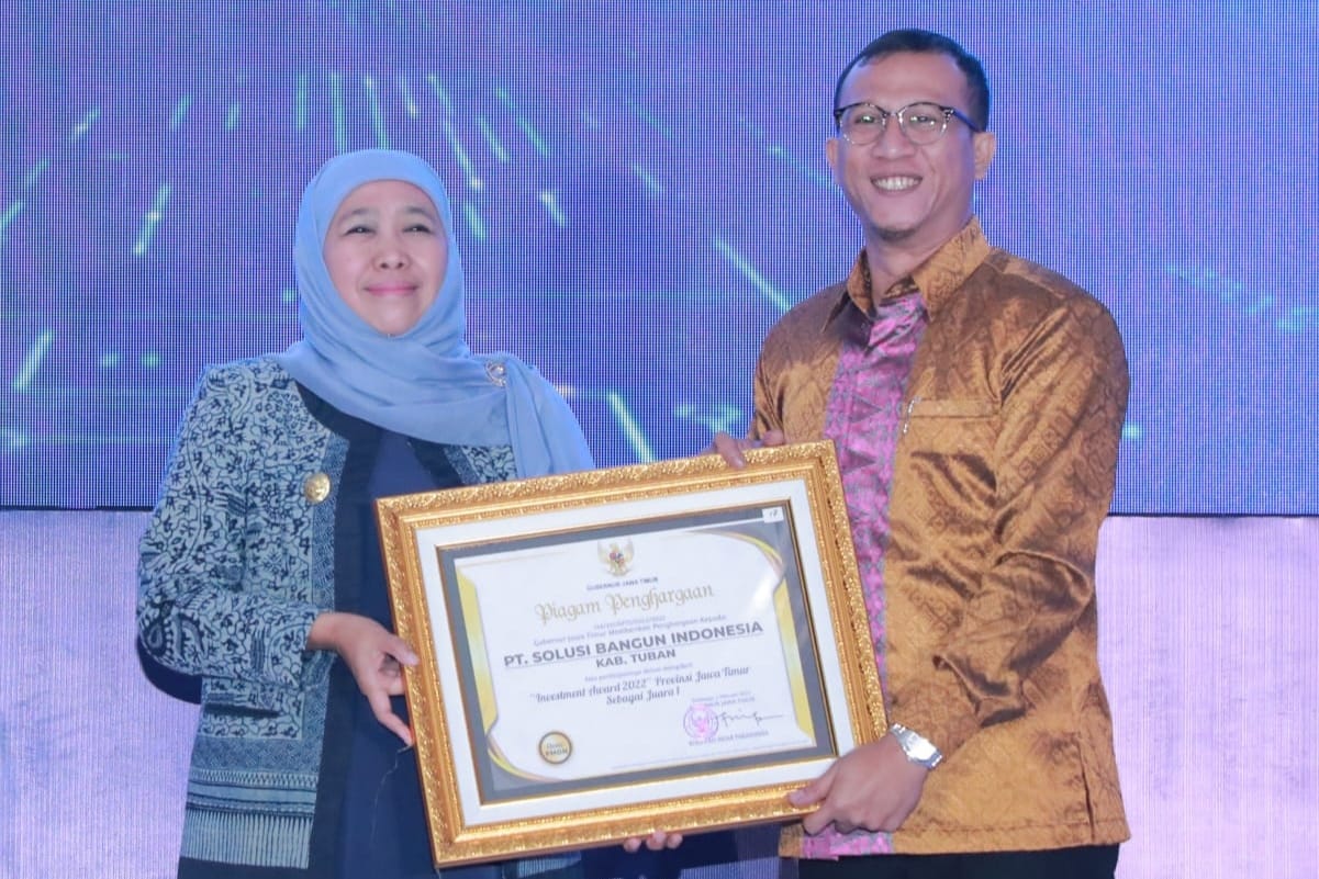 Gubernur Jawa Timur, Khofifah Indar Parawansa, serahkan penghargaan Investment Award ke Government Relations Officer SBI  Ario Patra Nugraha
