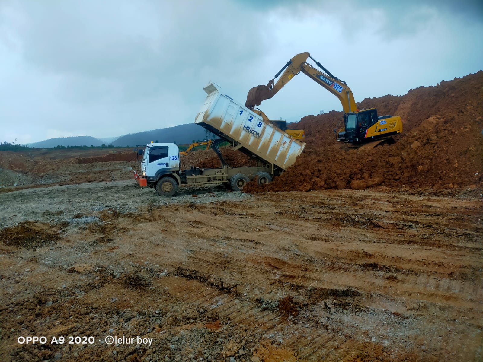 Alat berat di lokasi pertambangan. 
