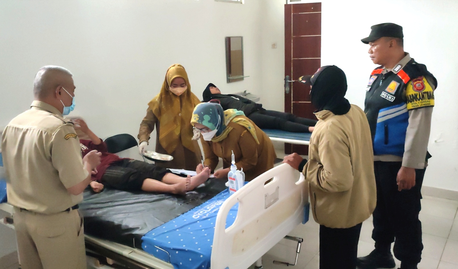 Salah seorang korban tersesat di Lembah Tengkorakl, Desa Cipanjalu, Kecamatan Cilengkrang, Kabupaten Bandung, mendapat penanganan medis.