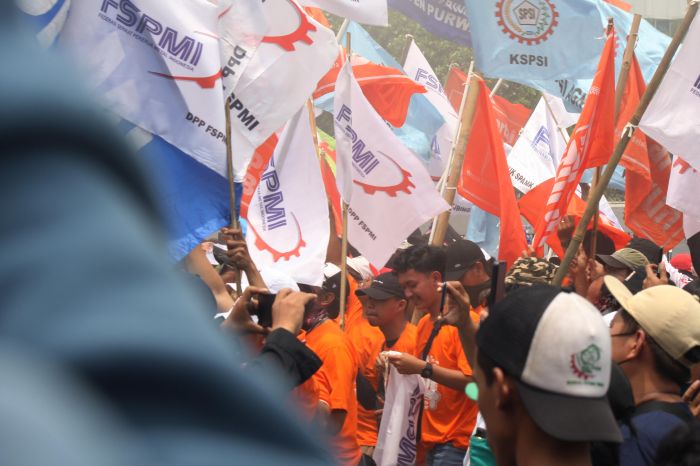 Para buruh melakukan aksi damai untuk menyuarakan penolakan atas Perppu No 2 Tahun 2022.