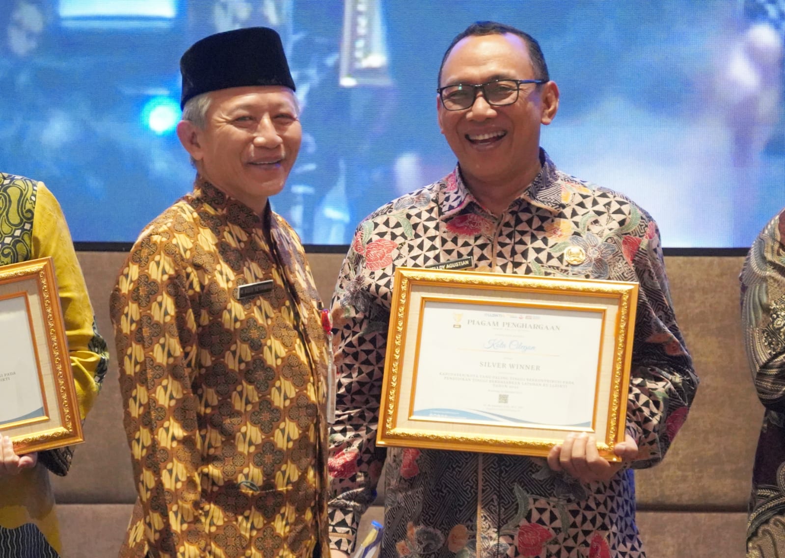 Penghargaan dari LLDIKTI Wilayah IV Jawabarat-Banten untuk Wali Kota Cilegon Helldy Agustian