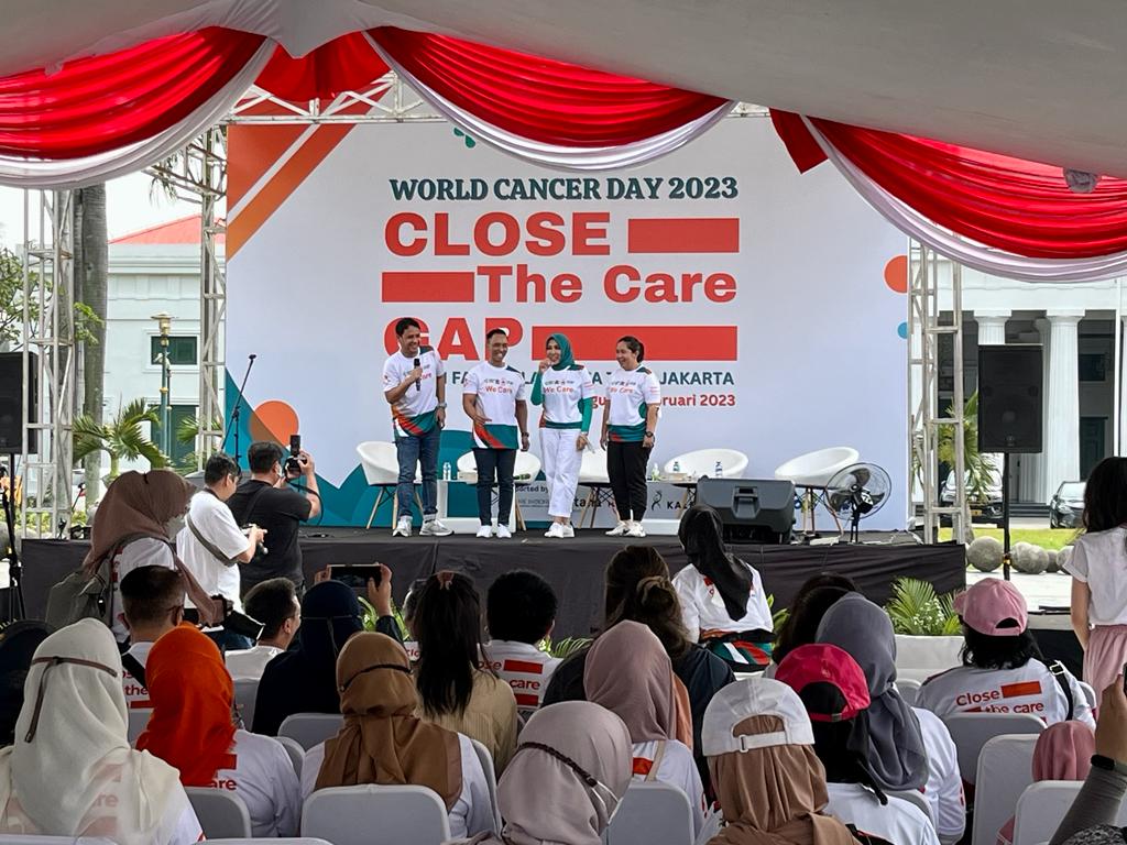 Peringatan Hari Kanker Sedunia dengan menggelar seminar awam bertajuk 'We Care to Close the Care Gap' di Jakarta, Minggu (19/2).