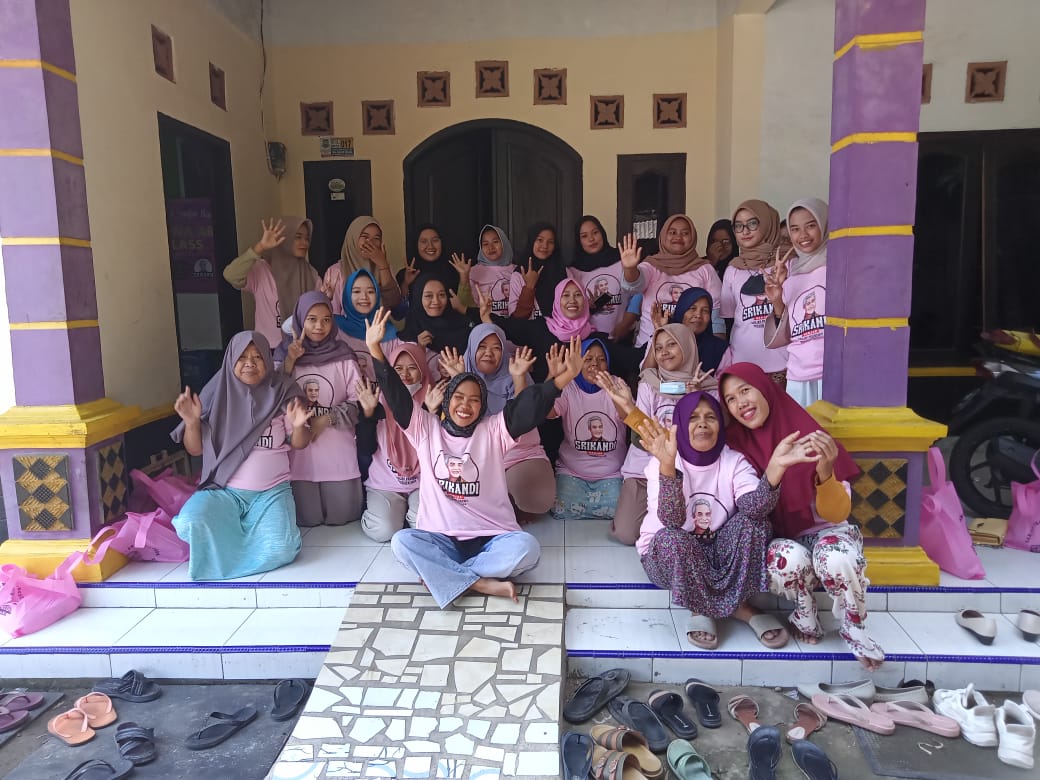 Srikandi Ganjar Banten menggelar kegiatan Henna Art Class di Kelurahan Banjarnegara, Kecamatan Ciwandan, Kota Cilegon, Banten,  Rabu (22/2/2