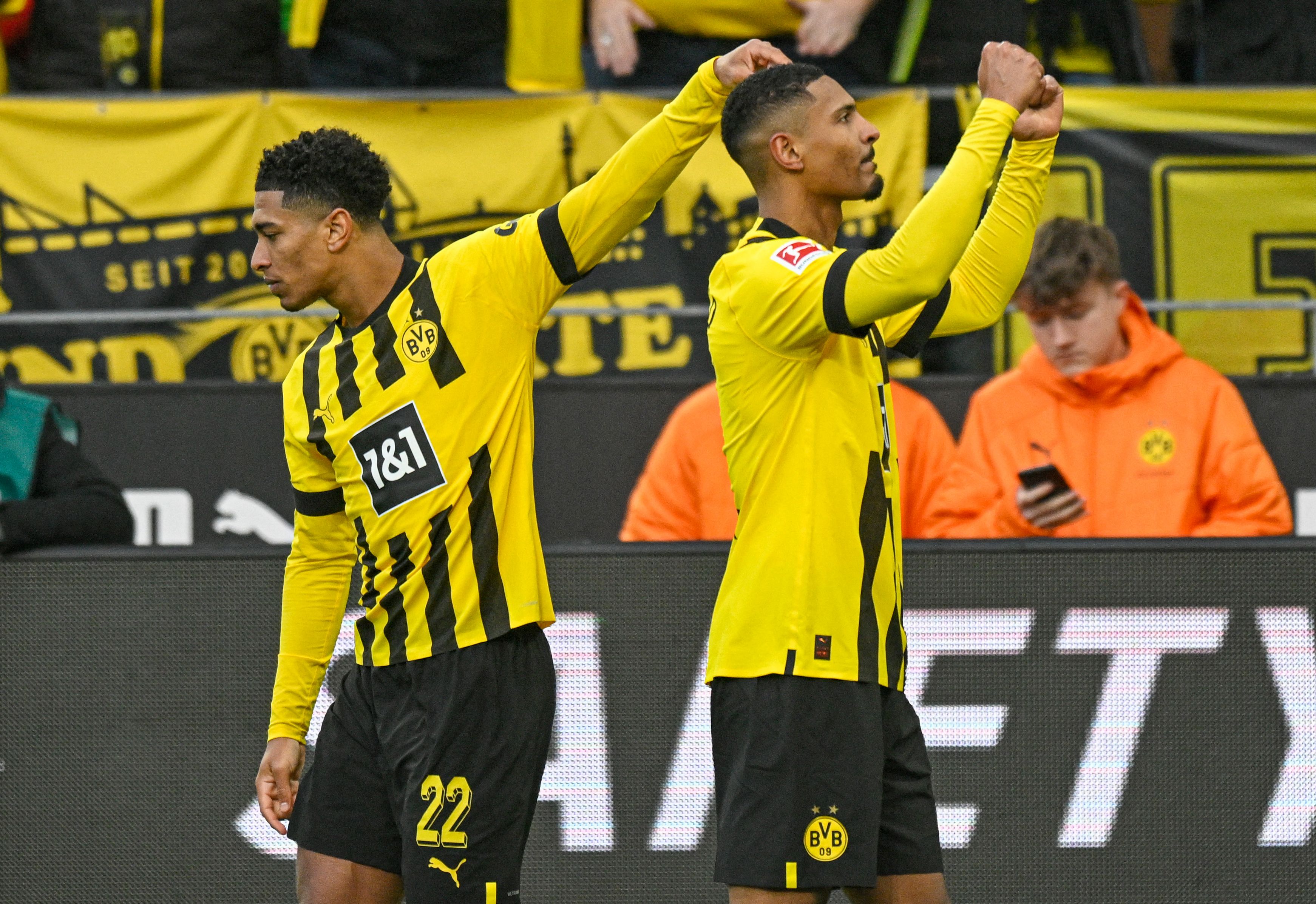 Penyerang Borussia Dortmund Sebastien Haller (kanan) melakukan selebrasi usai mencetak gol ke gawang lawan.