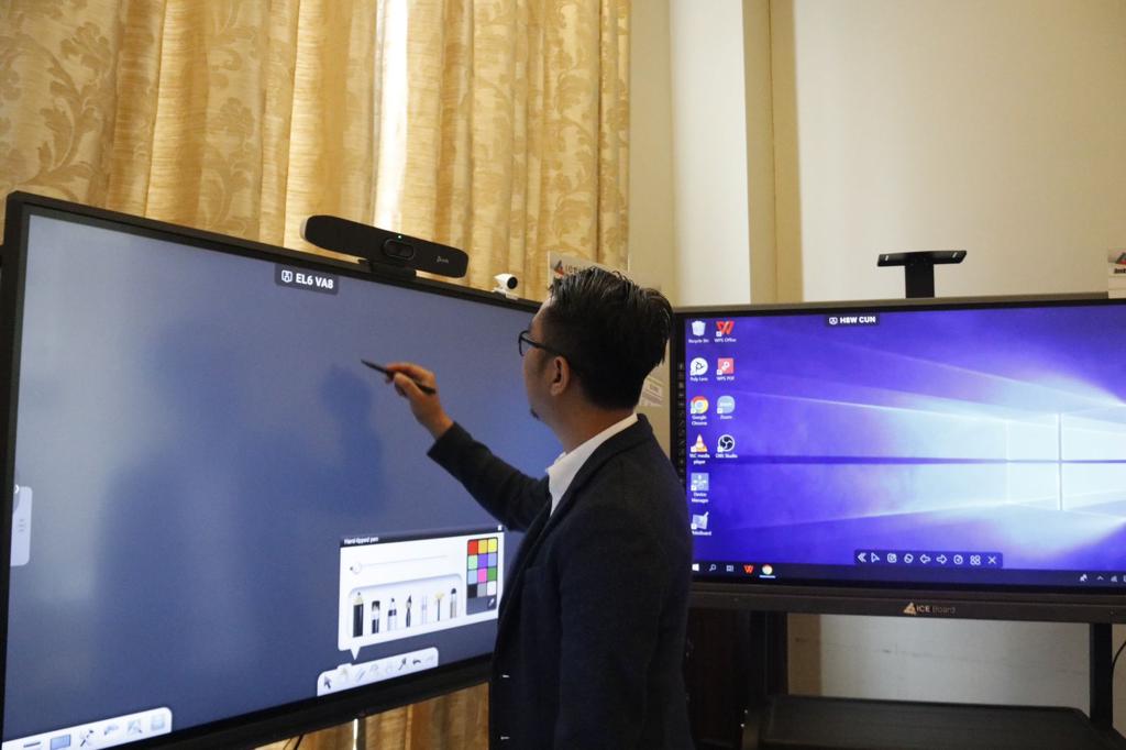 Product Manager PT Innovasi Sarana Grafindo 'InnoGRAPH', Agung Pradana, memberi penjelasan mengenai produk ICE Board. 