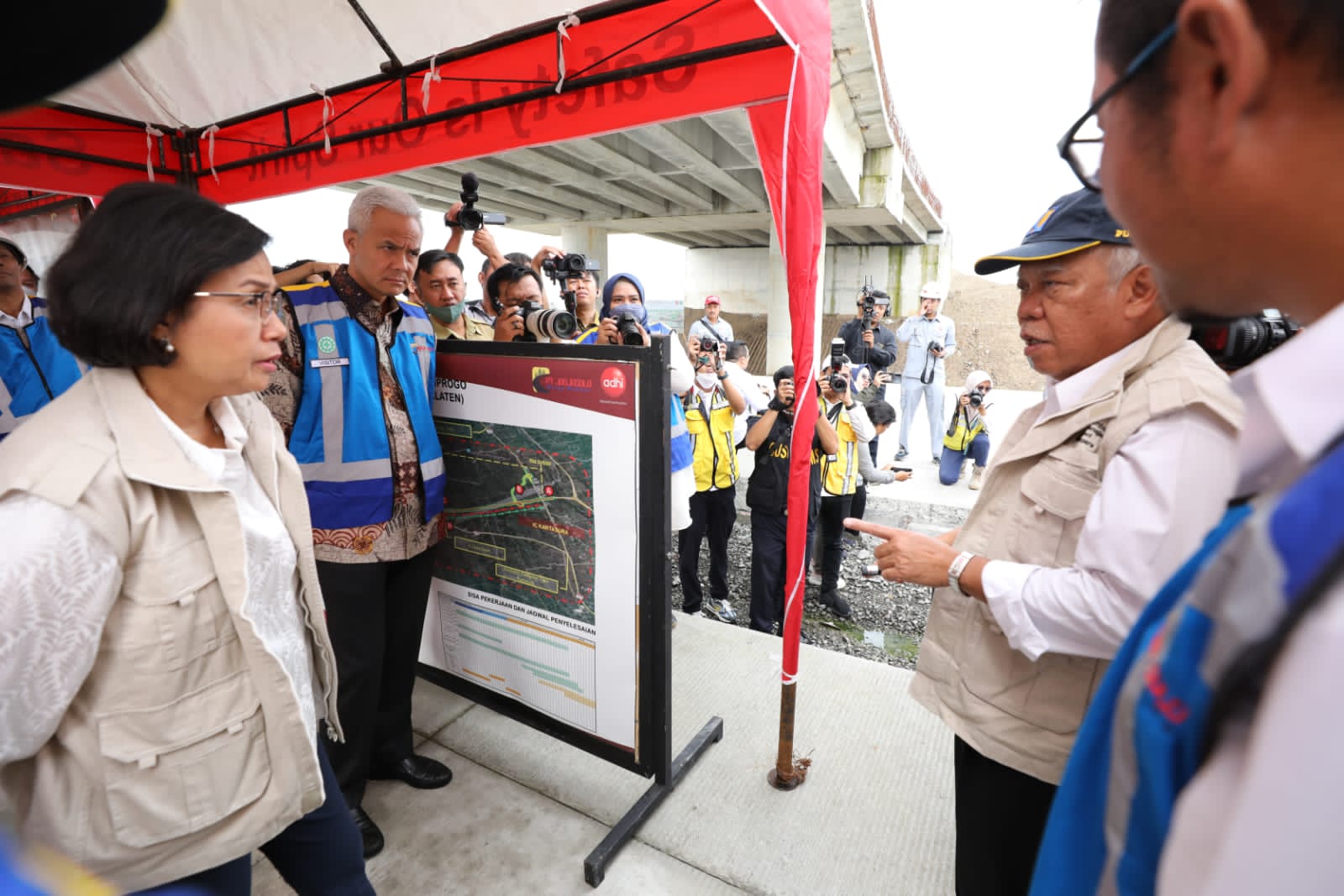 Gubernur Jateng Ganjar Pranowo bersama Menkeu Sri Mulyani dan Menteri PUPR Basoeki Hadimoeljono meninjau salah satu PSN 