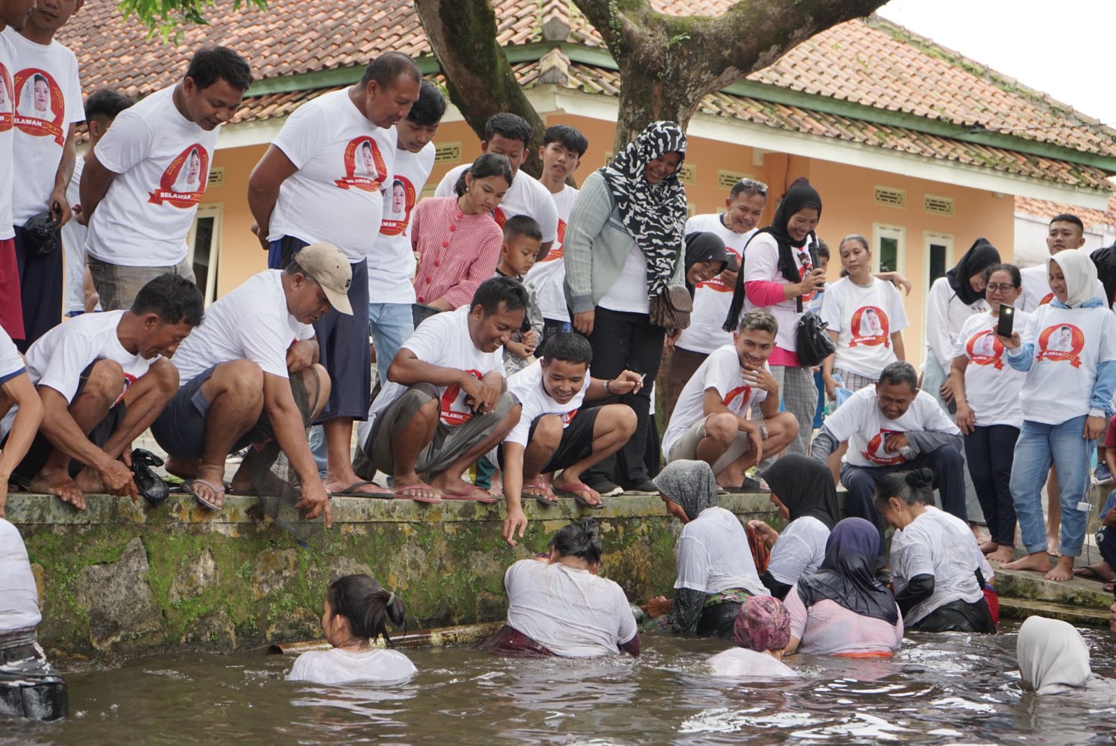 Relawan Puan Kabupaten Majalengka mengadakan kegiatan sosial berupa 'ngapak' ikan di Kabupaten Majalengka, Jawa Barat.