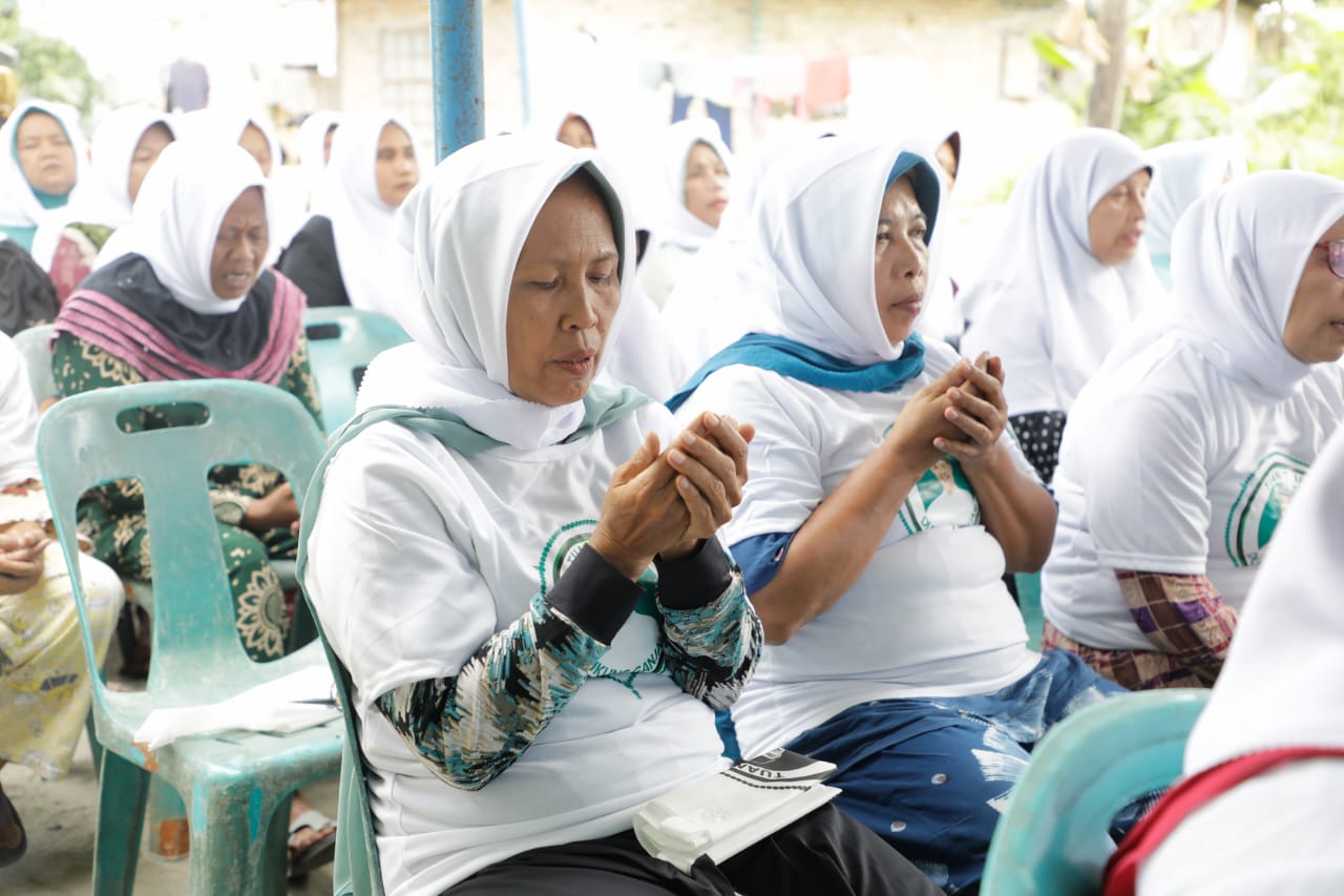 Ibu-ibu majelis taklim menggelar Dzikir dan Doa Bersama di Lingkungan Juani, Perbaungan, Kabupaten Serdang Bedagai, Jumat (24/2).