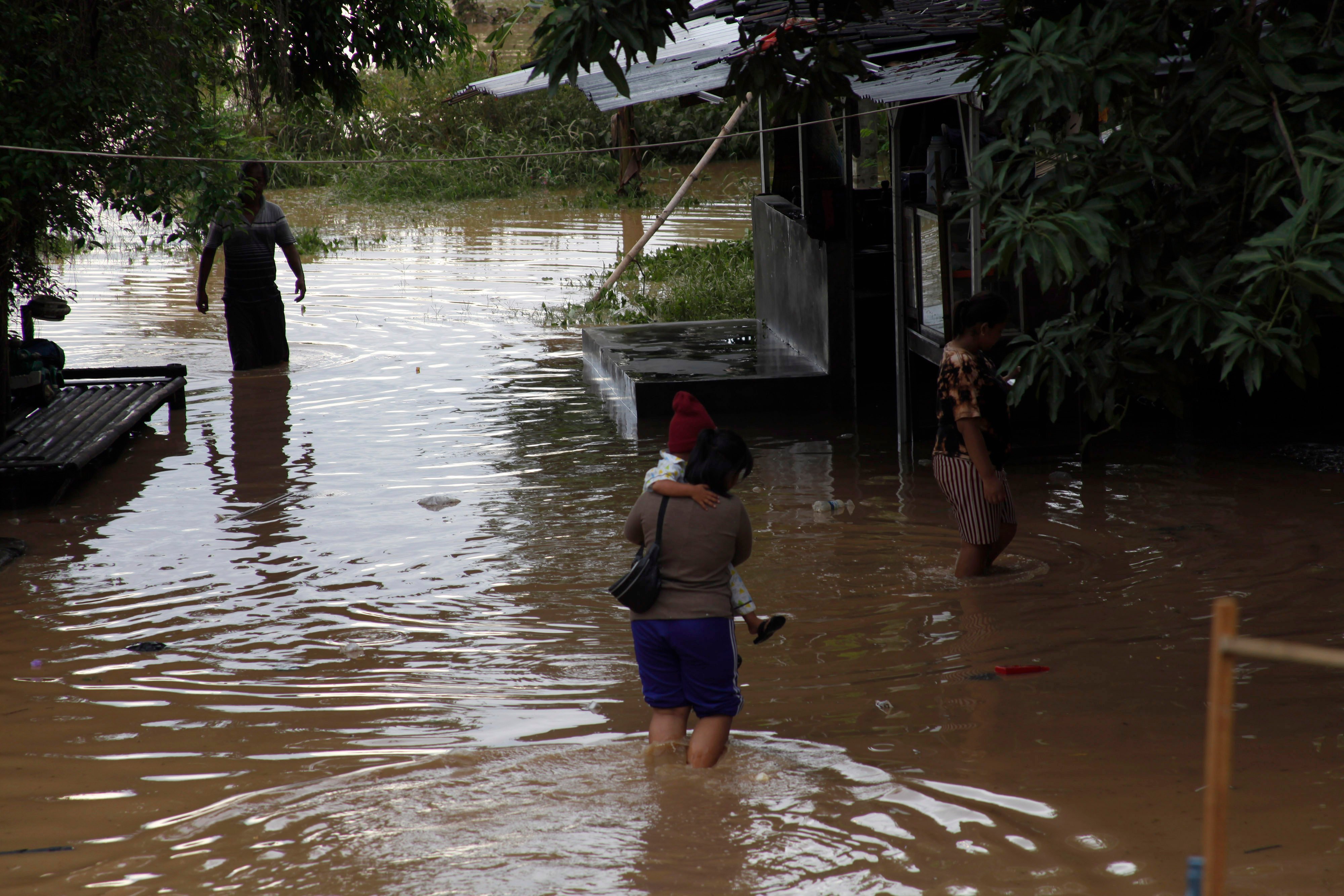 Ilustrasi: Puluhan keluarga yang tinggal di sekitar bantaran sungai setempat terdampak luapan air Sungai Bengawan Solo