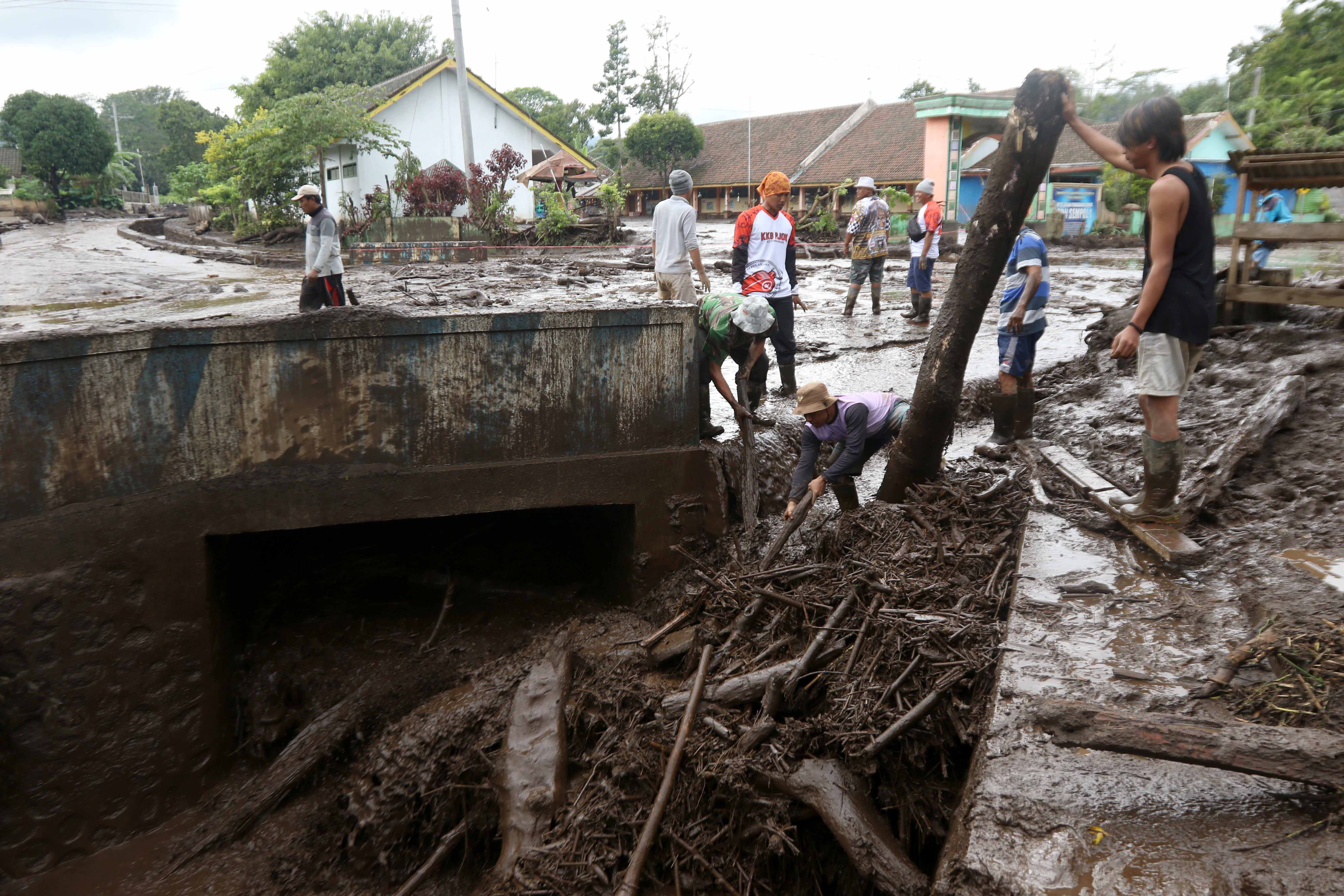 Material lumpur dan kayu yang menutupi jembatan di Desa Sempol, Ijen, Bondowoso, Jawa Timur.