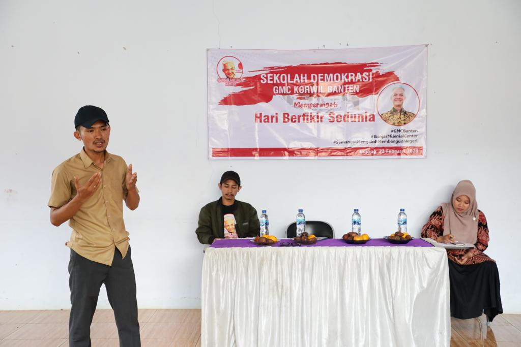 Relawan Ganjar Milenial Center (GMC) Banten menyelenggarakan kegiatan Sekolah Demokrasi di Gedung PGRI, Kec. Bojong, Kabupaten Pandeglang