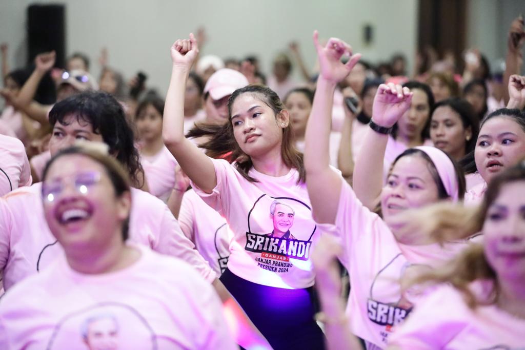 Srikandi Ganjar NTT menggandeng komunitas zumba gelorakan hidup sehat dengan senam bersama.