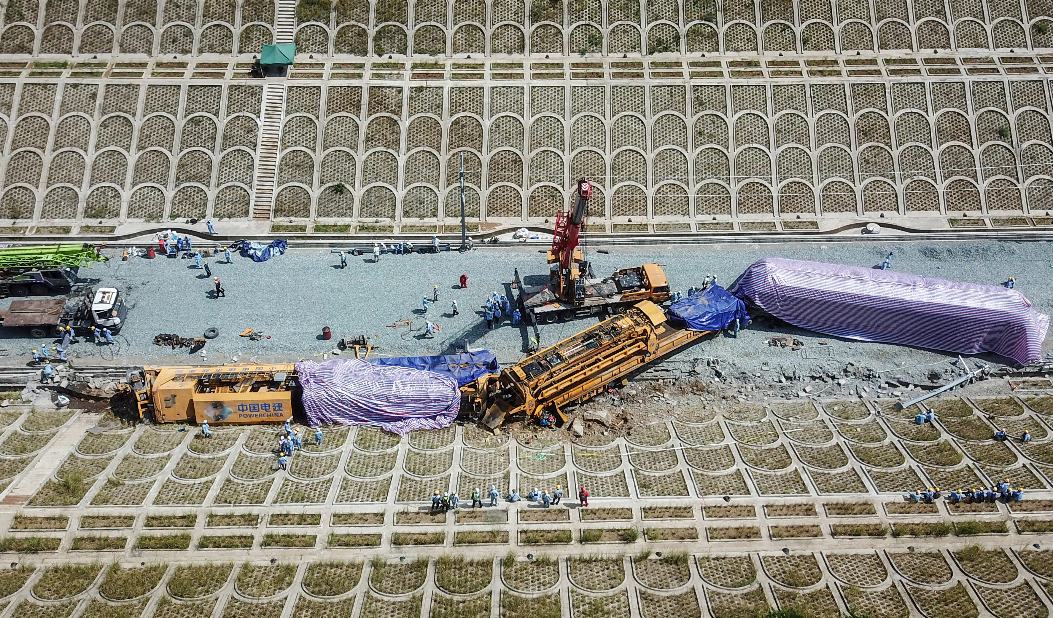Proses evakuasi bangkai kereta teknis yang mengalami kecelakaan di Campaka Mekar, Kabupaten Bandung Barat, Jawa Barat.