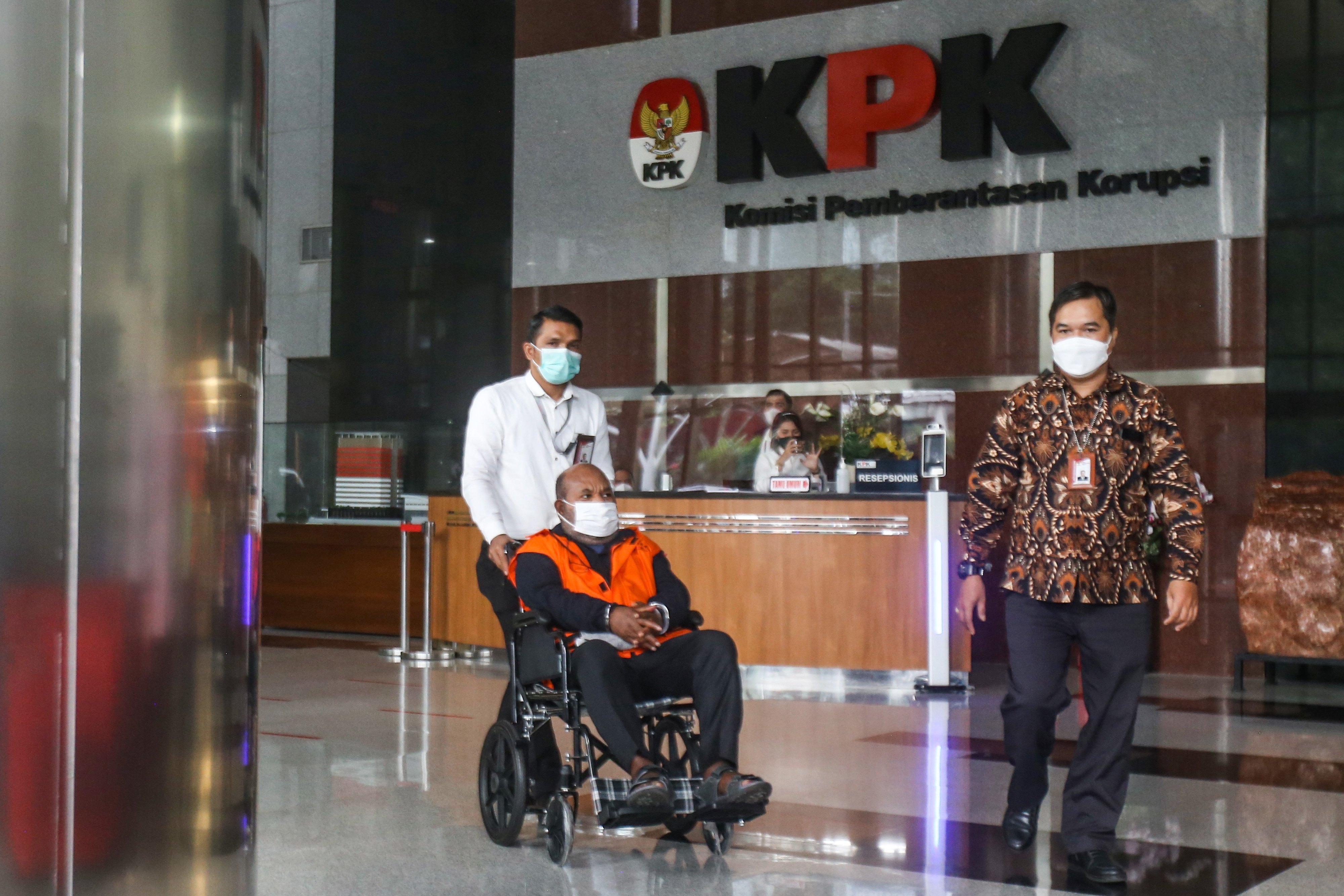 Gubernur Papua nonaktif Lukas Enembe di gedung KPK