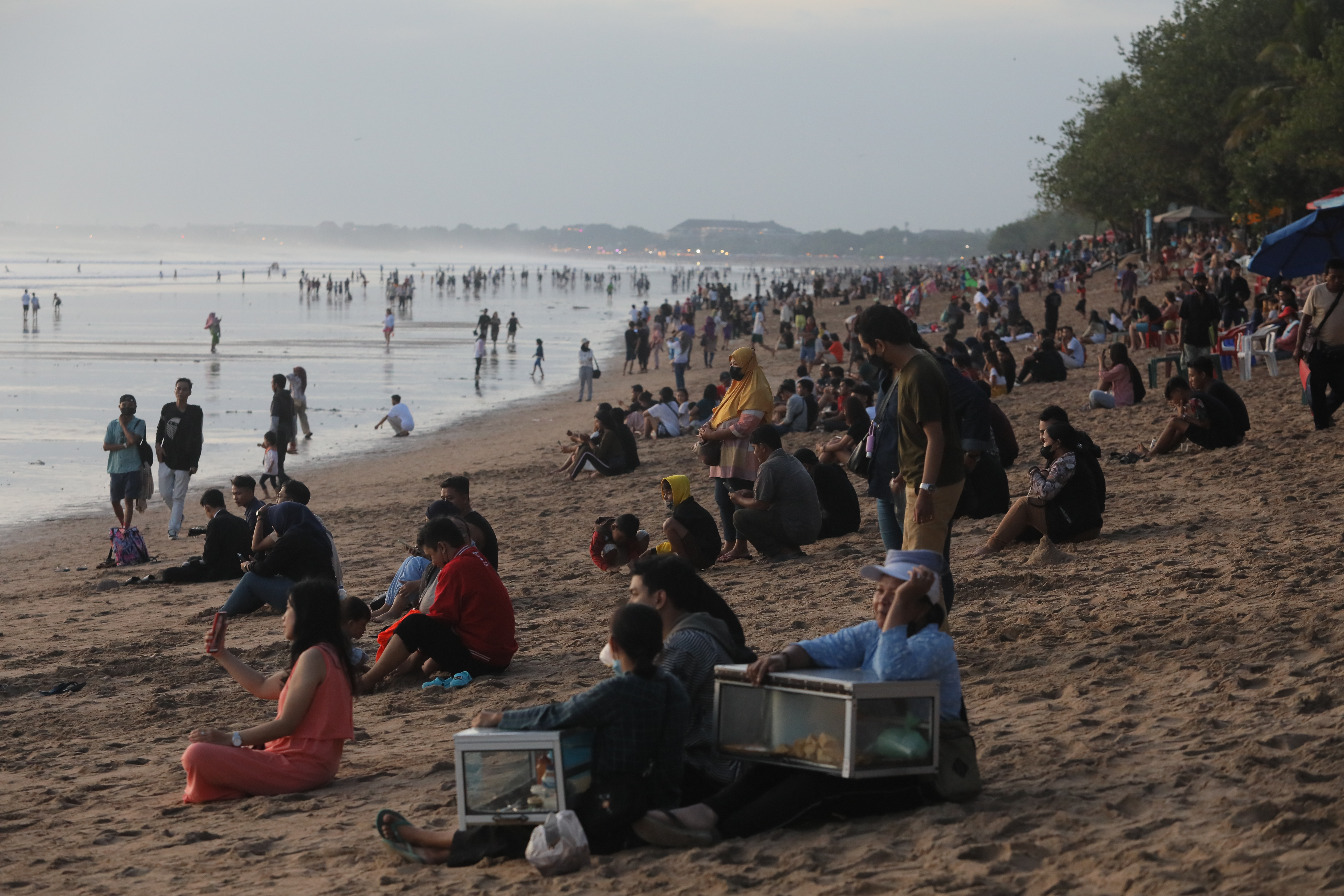 Wisatawan yang didominasi wisatawan lokal memadati Pantai Wisata Kuta, Bali.