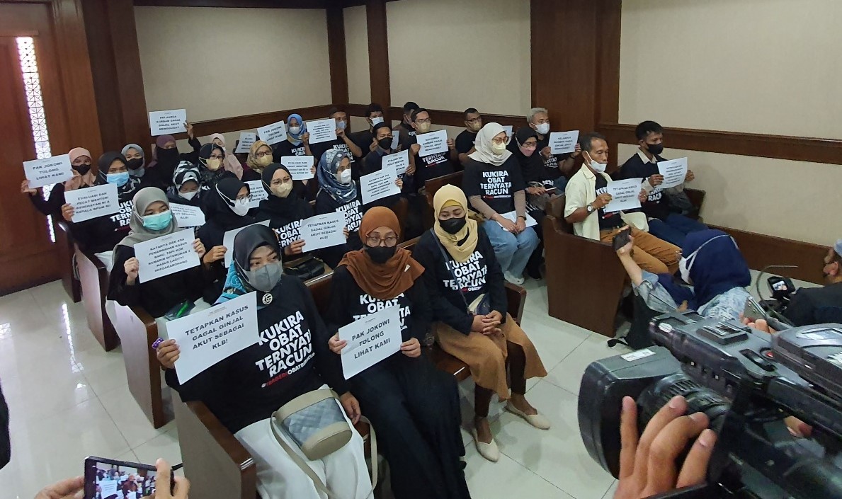 Keluarga korban pasien kasus gagal ginjal akut pada anak saat menghadiri sidang gugatan class action di PN Jakpus, Selasa (7/2).