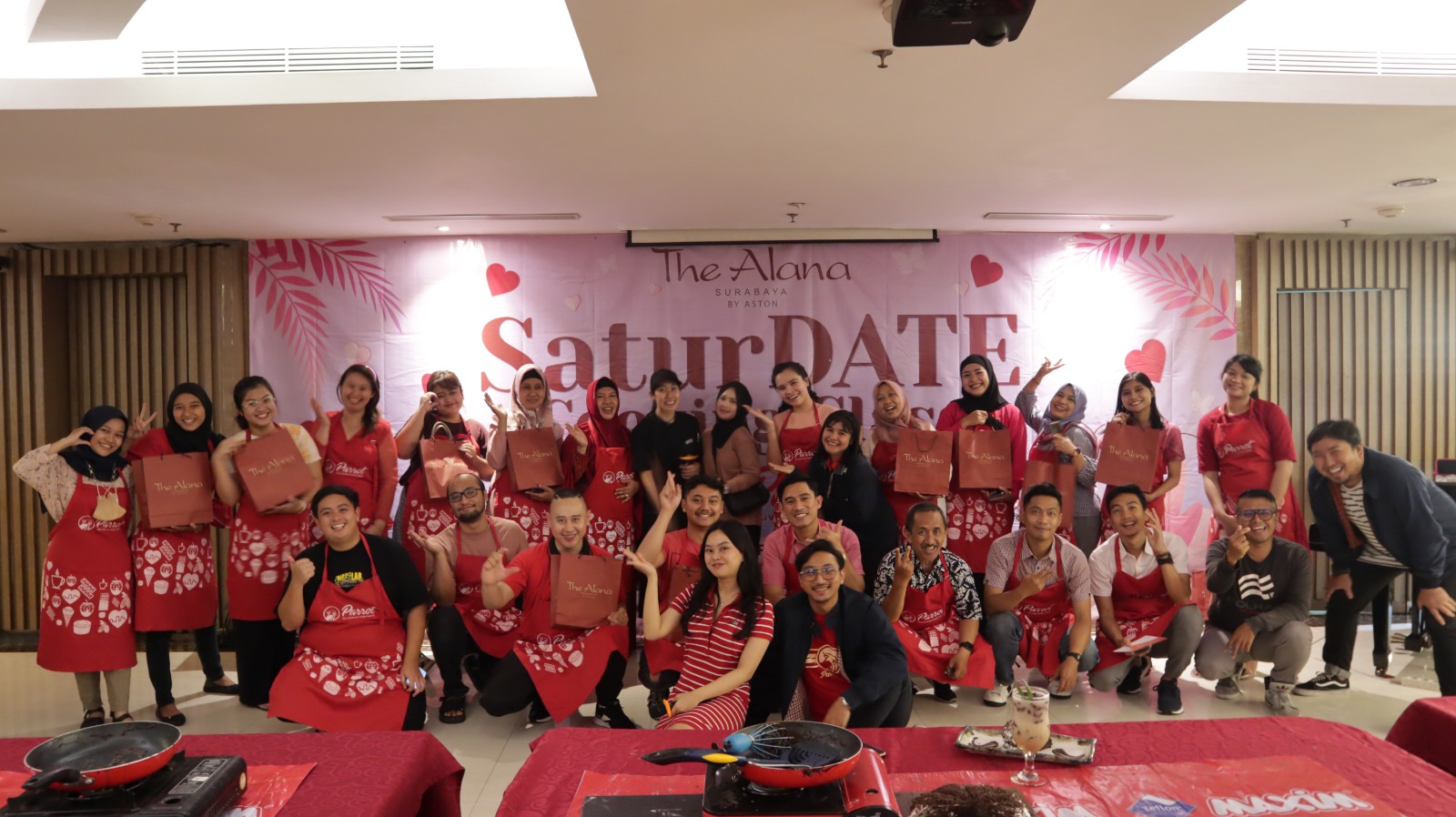 The Alana Surabaya mengadakan kelas memasak romantis secara berpasangan khusus bagi rekan-rekan media serta para tamu.