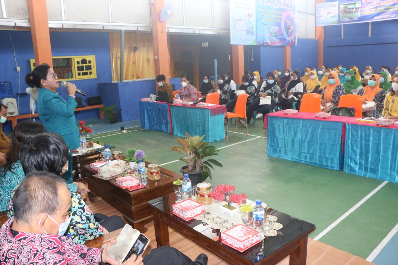 Bupati Simalungun Radiapoh Hasiholan Sinaga, yang juga ketua Pengarah Tim Percepatan Penurunan Stunting (TPPS)  Kabupaten Simalungun dalam p