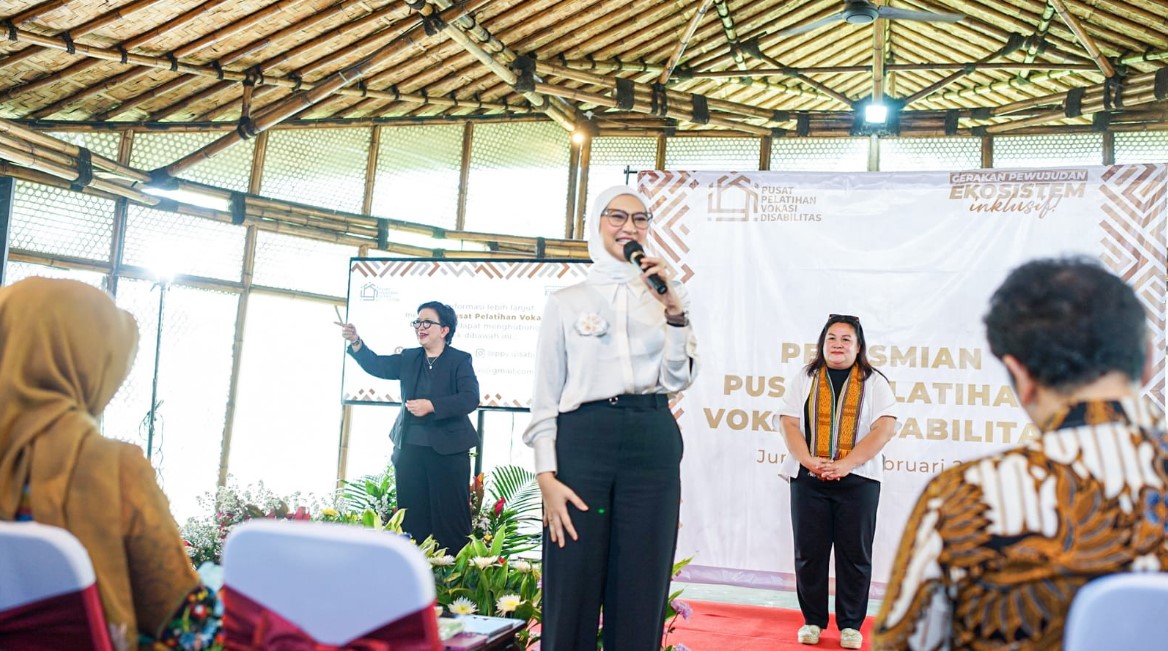 Angkie Yudistia saat meresmikan Pusat Pelatihan Vokasi Disabilitas di Sekolah PKBM Alfa Omega di Tangerang, Banten