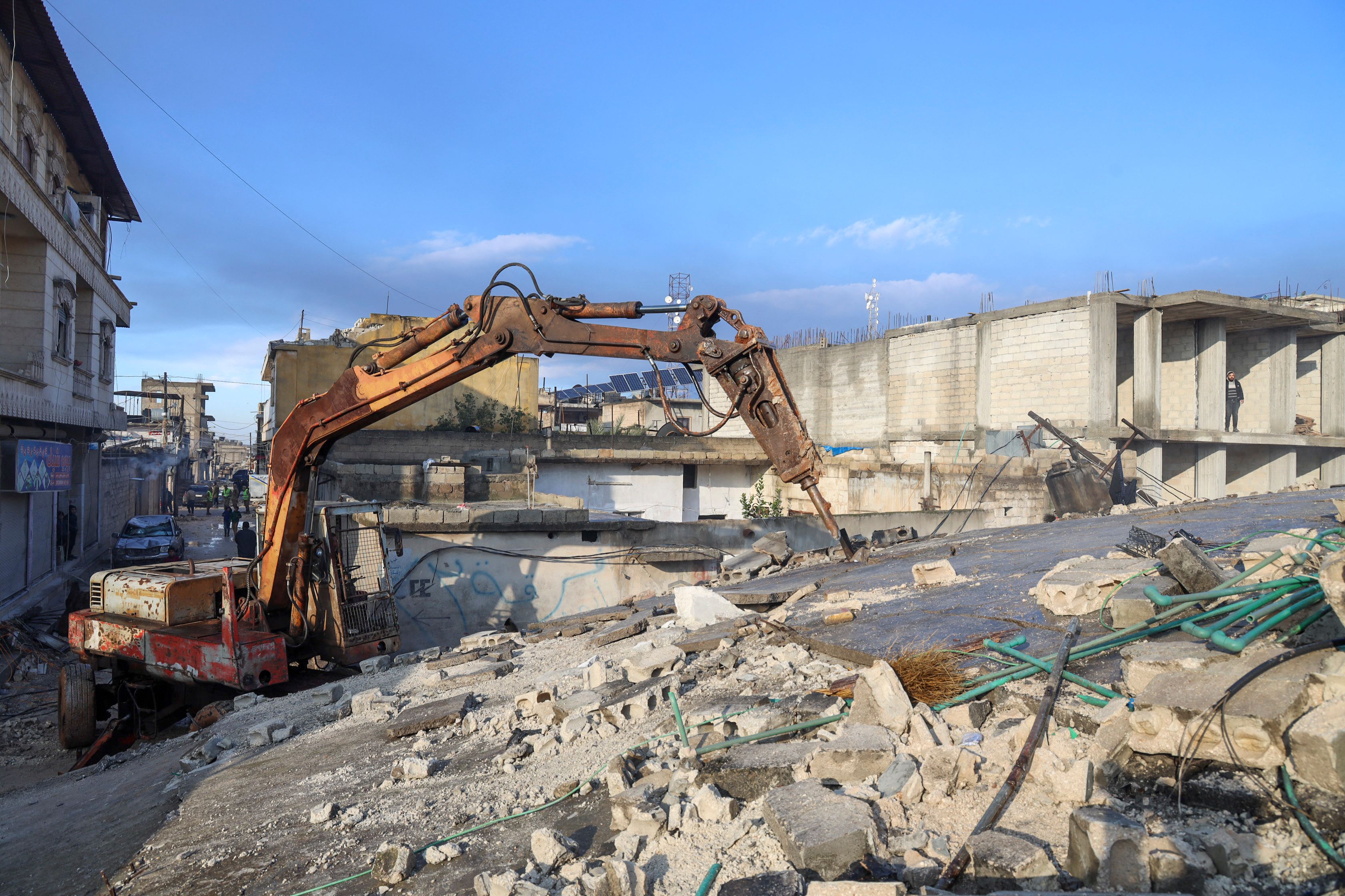 Alat berat diturunkan untuk membersihkan puing-puing reruntuhan gedung akibat gempa di Jandaris, Provinsi Aleppo, Suriah, Selasa (7/2).