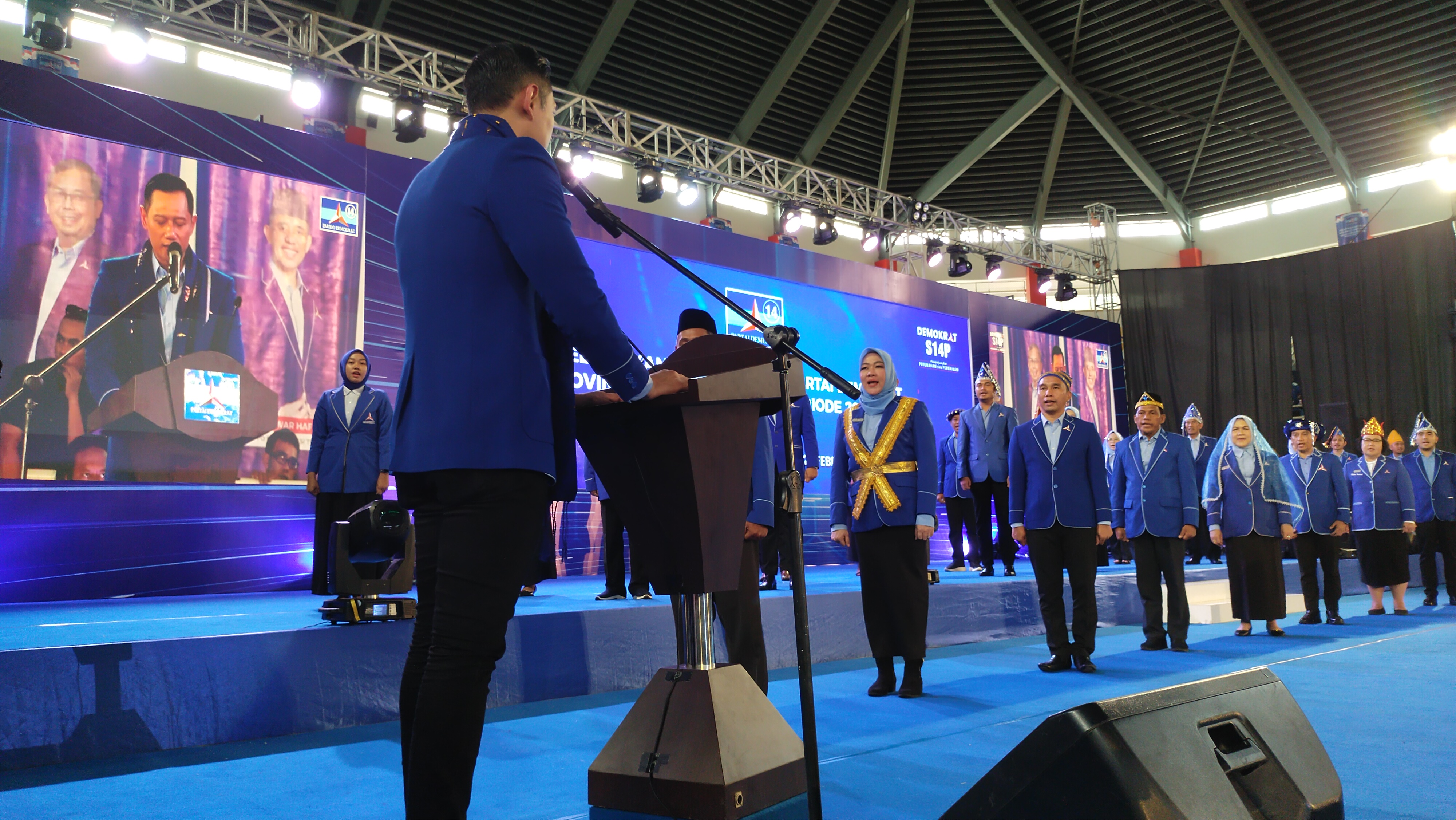 Ketua Umum Partai Demokrat Agus Harimurti Yudhoyono (AHY) saat melantik kader Demokrat di Sulawesi Tengah.